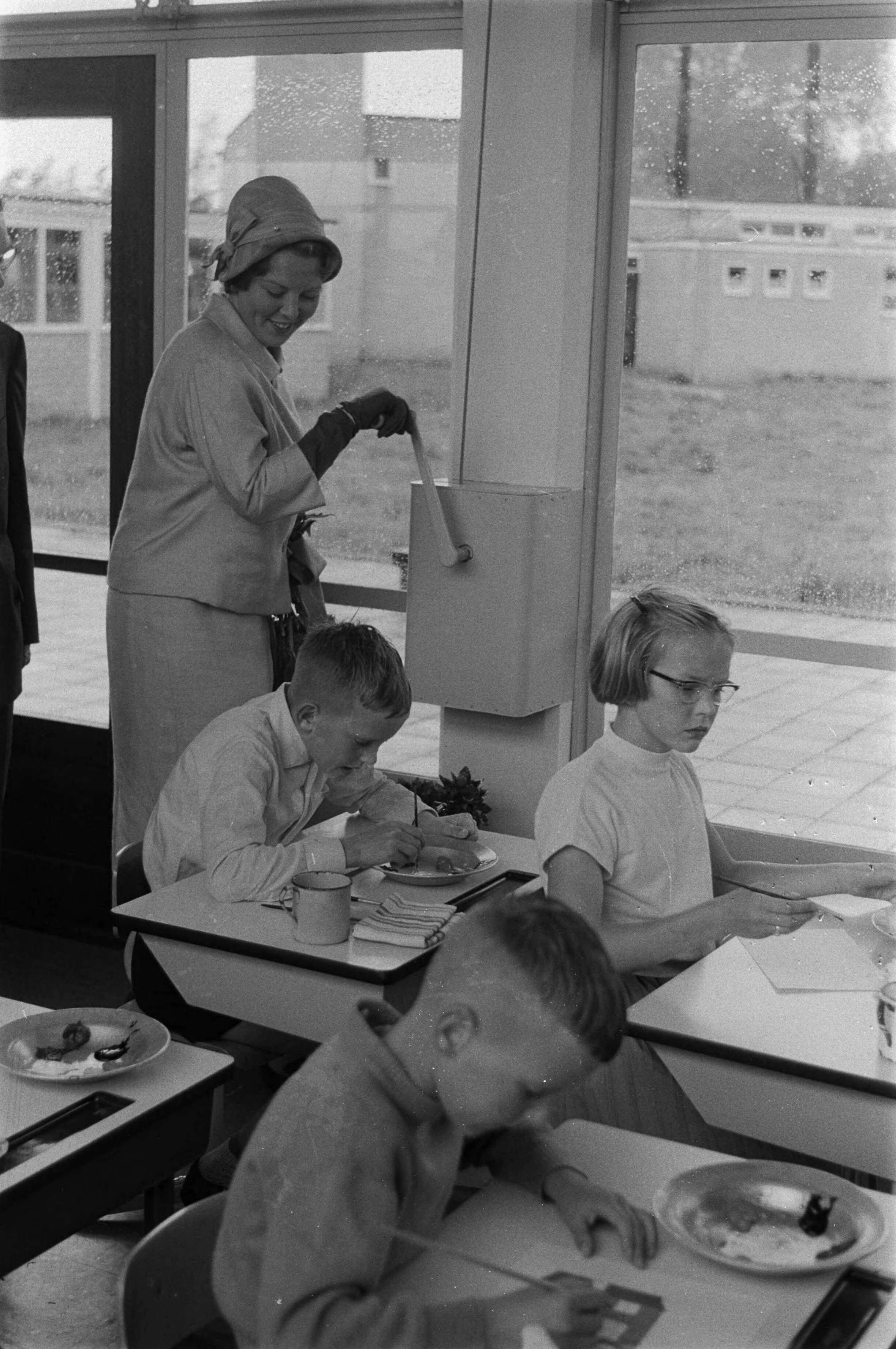Fotocollectie Anefo — Prinses Beatrix opent Buitenschool in Leeuwarden. Prinses Beatrix draait in een van de klaslokalen (lokaal 4) het dak open — Foto: Pot, Harry / Anefo. Licentie: Set B: Rechtenvrij / Publiek Domein. Bron: Nationaal Archief. http://hdl.handle.net/10648/a9e266aa-d0b4-102d-bcf8-003048976d84