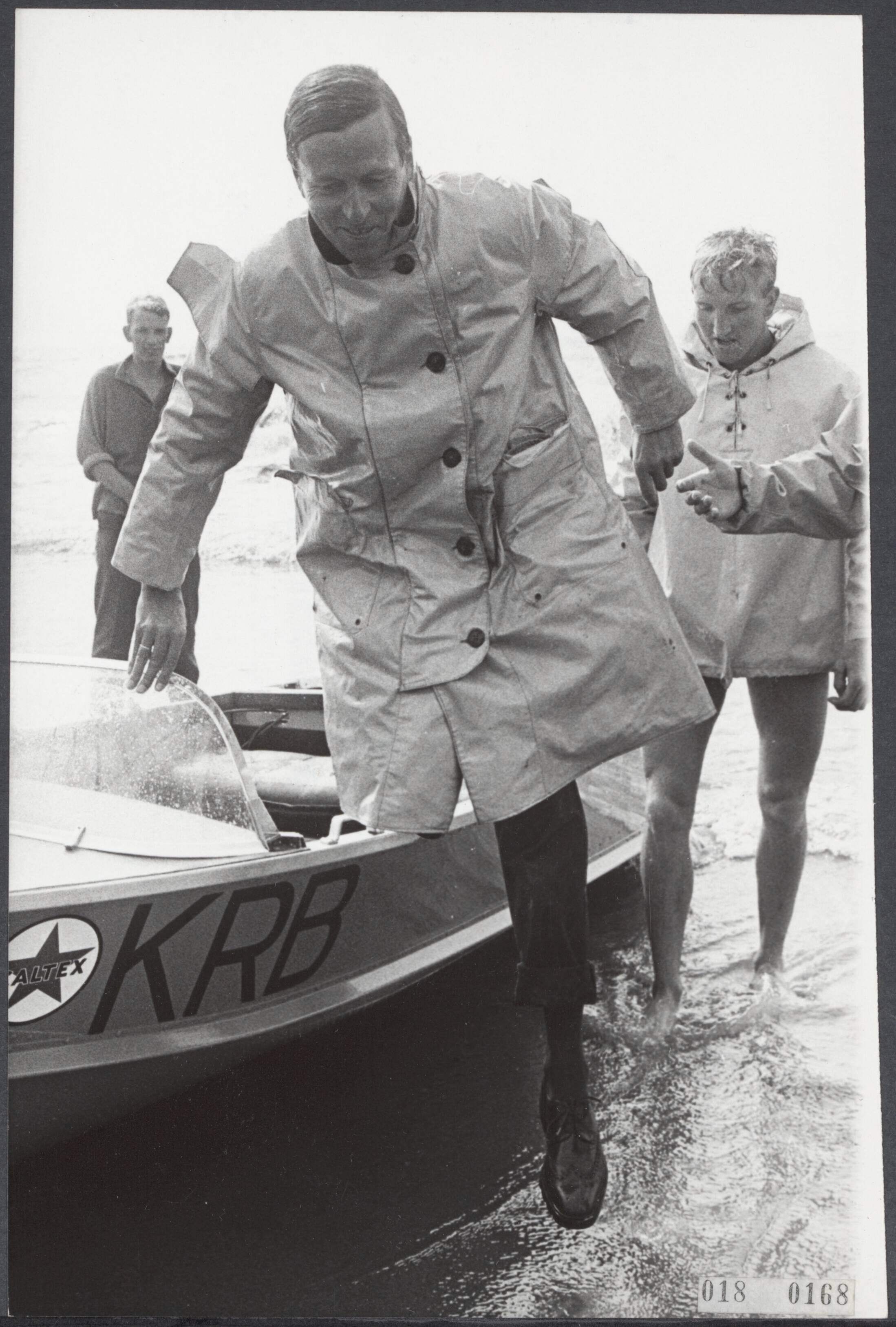 Fotocollectie Elsevier Binnenland — Prins Claus heeft een demonstratie bijgewoond van de rddingsbrigade Katwijk op het strand. Met een speedboot ging de prins de zee op. Na het tochtje sprong hij met opgetrokken broekspijpen, maar met zijn schoenen nog aan uit de boot in het water — Foto: Koch, Eric / Anefo. Licentie: Set B: Rechtenvrij / Publiek Domein. Bron: Nationaal Archief. http://hdl.handle.net/10648/adc16d02-d0b4-102d-bcf8-003048976d84