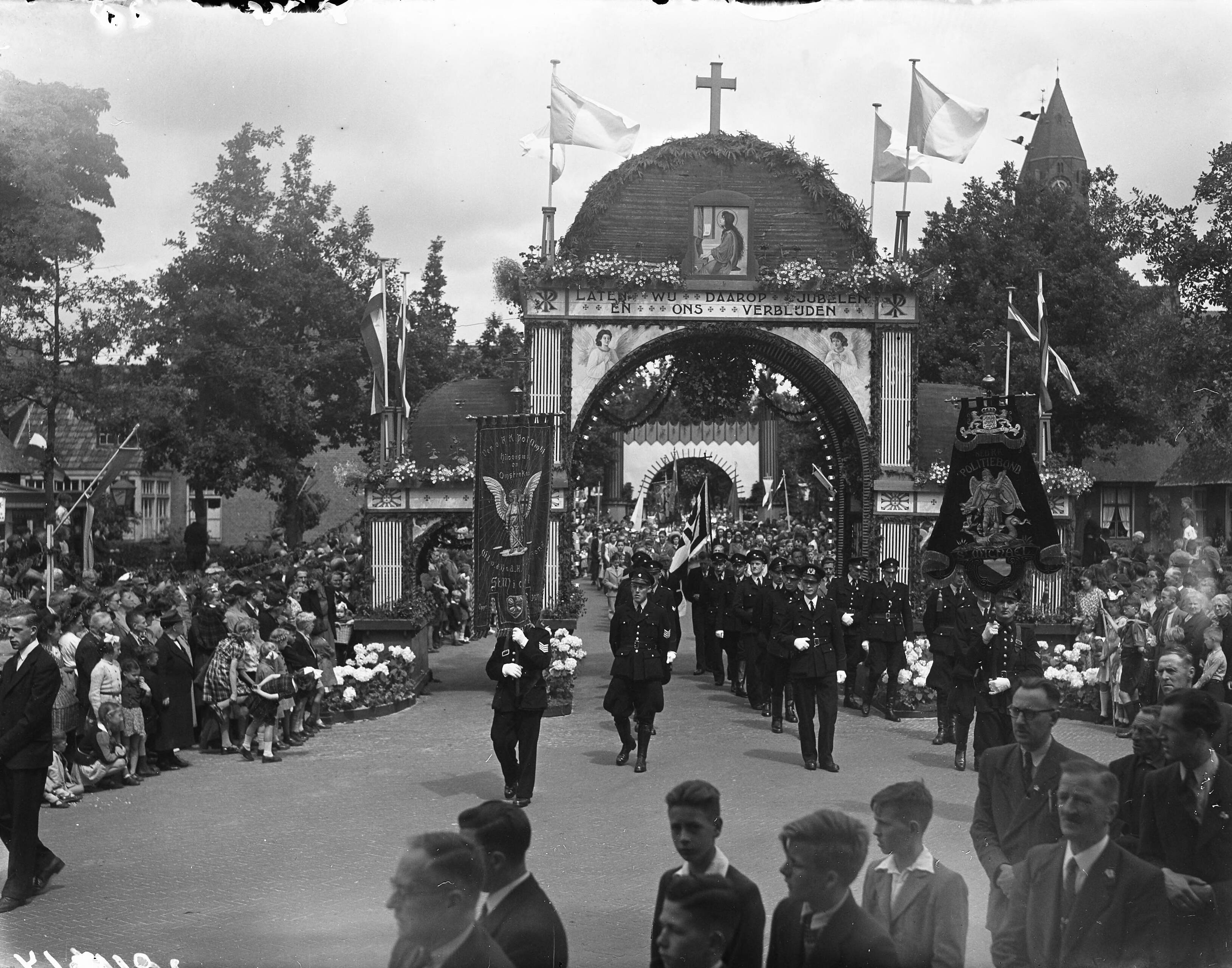 Fotocollectie Anefo — St. Jansprocessie te Laren (N.H.) — Foto: Oorschot, […] van / Anefo. Licentie: Set B: Rechtenvrij / Publiek Domein. Bron: Nationaal Archief. http://hdl.handle.net/10648/a8b87ddc-d0b4-102d-bcf8-003048976d84