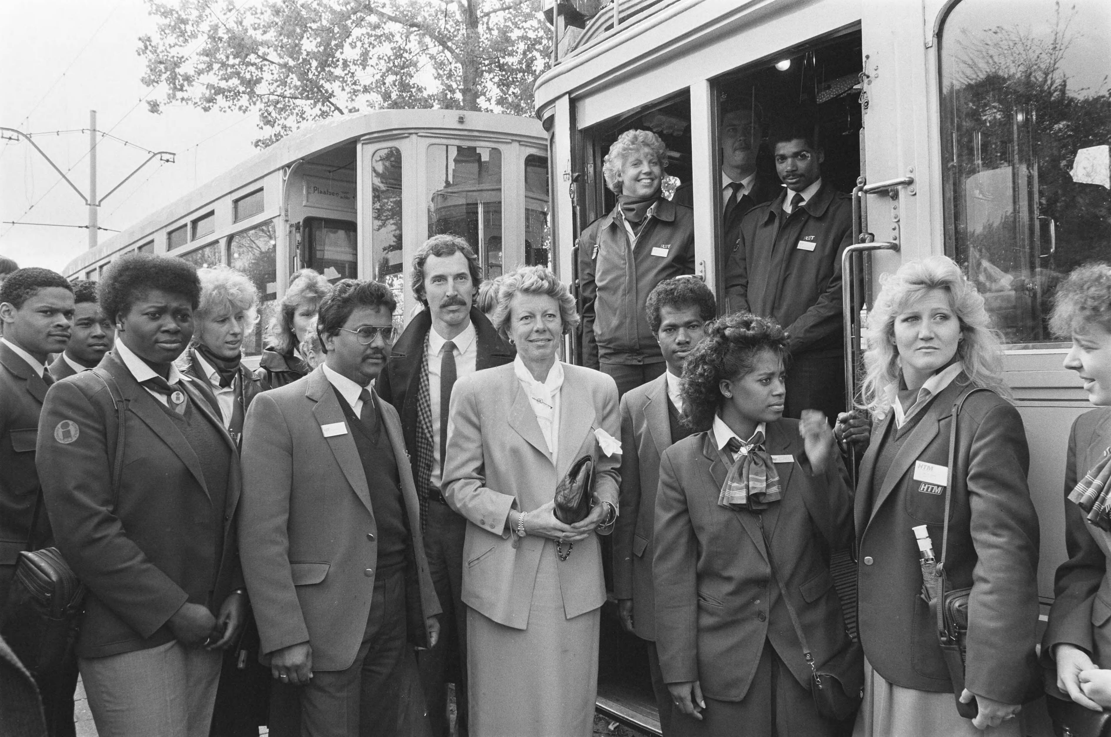 Fotocollectie Anefo — Eindevaluatierapport VICs aangeboden aan minister Smit Kroes in Den Haag ; Smit Kroes tussen VICs — Foto: Gerrits, Roland / Anefo. Licentie: Set B: Rechtenvrij / Publiek Domein. Bron: Nationaal Archief. http://hdl.handle.net/10648/ad602038-d0b4-102d-bcf8-003048976d84