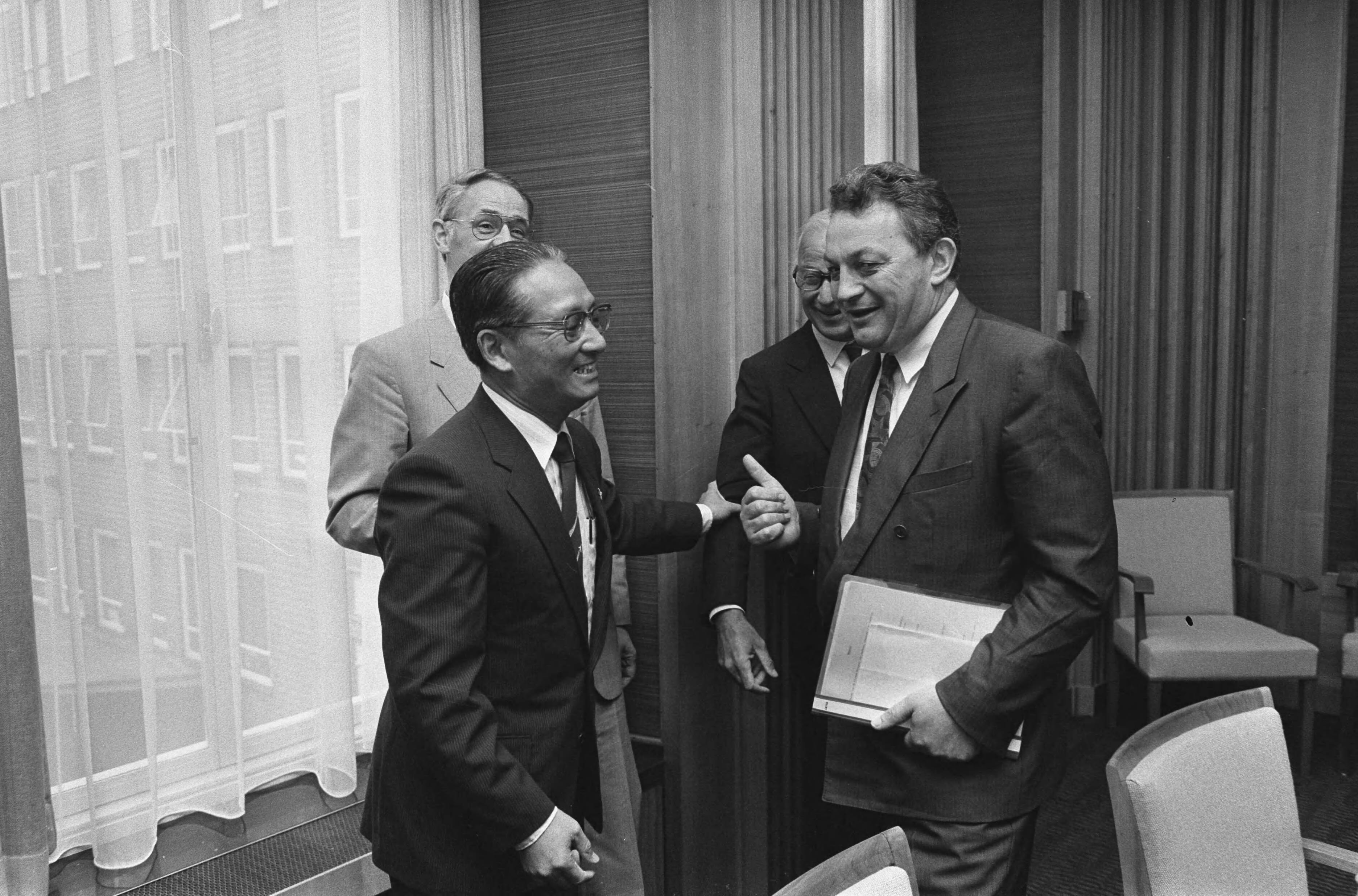 Fotocollectie Anefo — Chinese minister van Landbouw He Kang wordt ontvangen door collega Braks op ministerie van Landbouw in Den Haag — Foto: Bogaerts, Rob / Anefo. Licentie: Set B: Rechtenvrij / Publiek Domein. Bron: Nationaal Archief. http://hdl.handle.net/10648/ad563852-d0b4-102d-bcf8-003048976d84