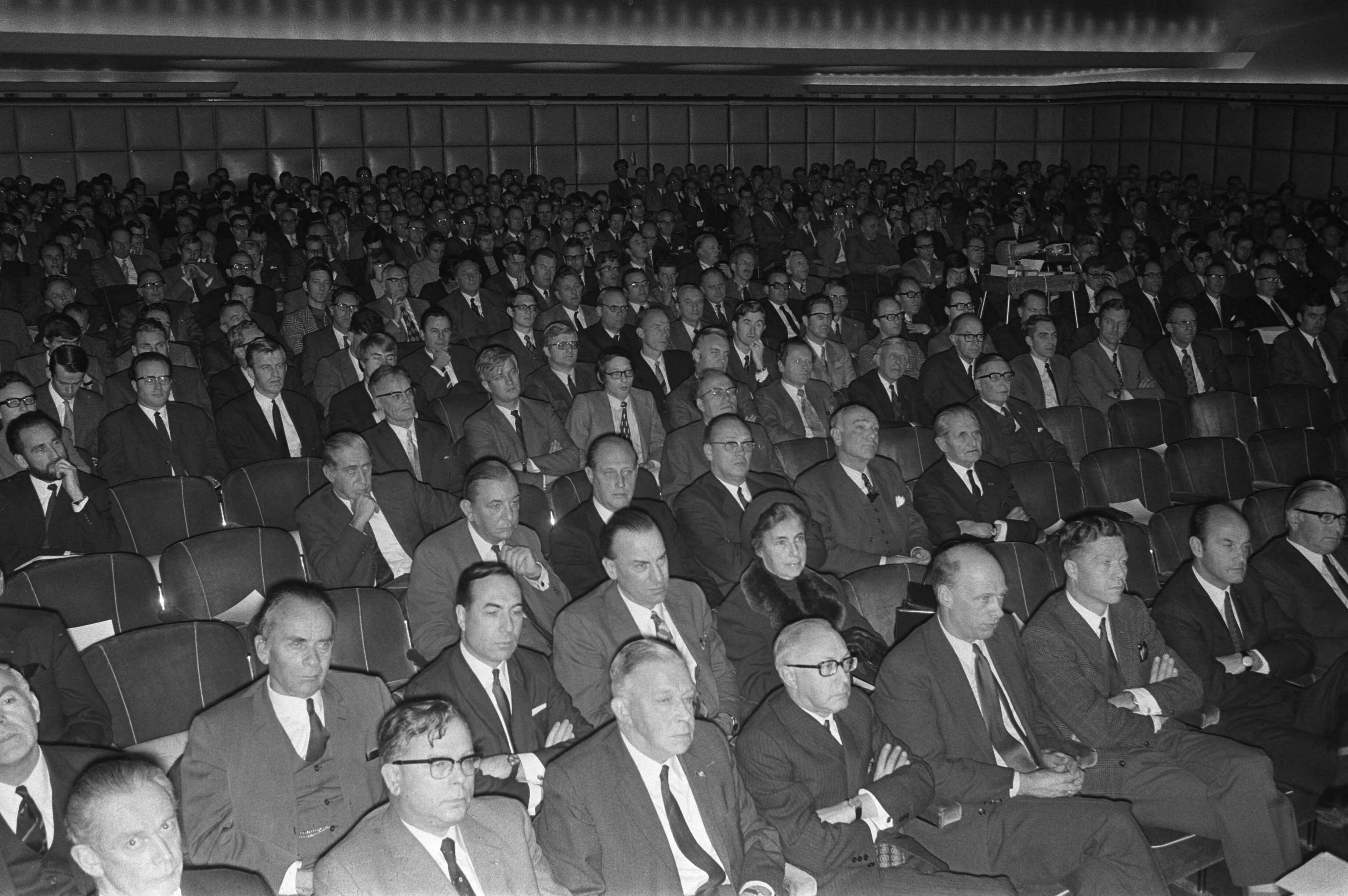Fotocollectie Anefo — Congres van Nederlandse Wegen Congres , Utrecht, overzicht zaal — Foto: Peters, Hans / Anefo. Licentie: Set B: Rechtenvrij / Publiek Domein. Bron: Nationaal Archief. http://hdl.handle.net/10648/abda7394-d0b4-102d-bcf8-003048976d84