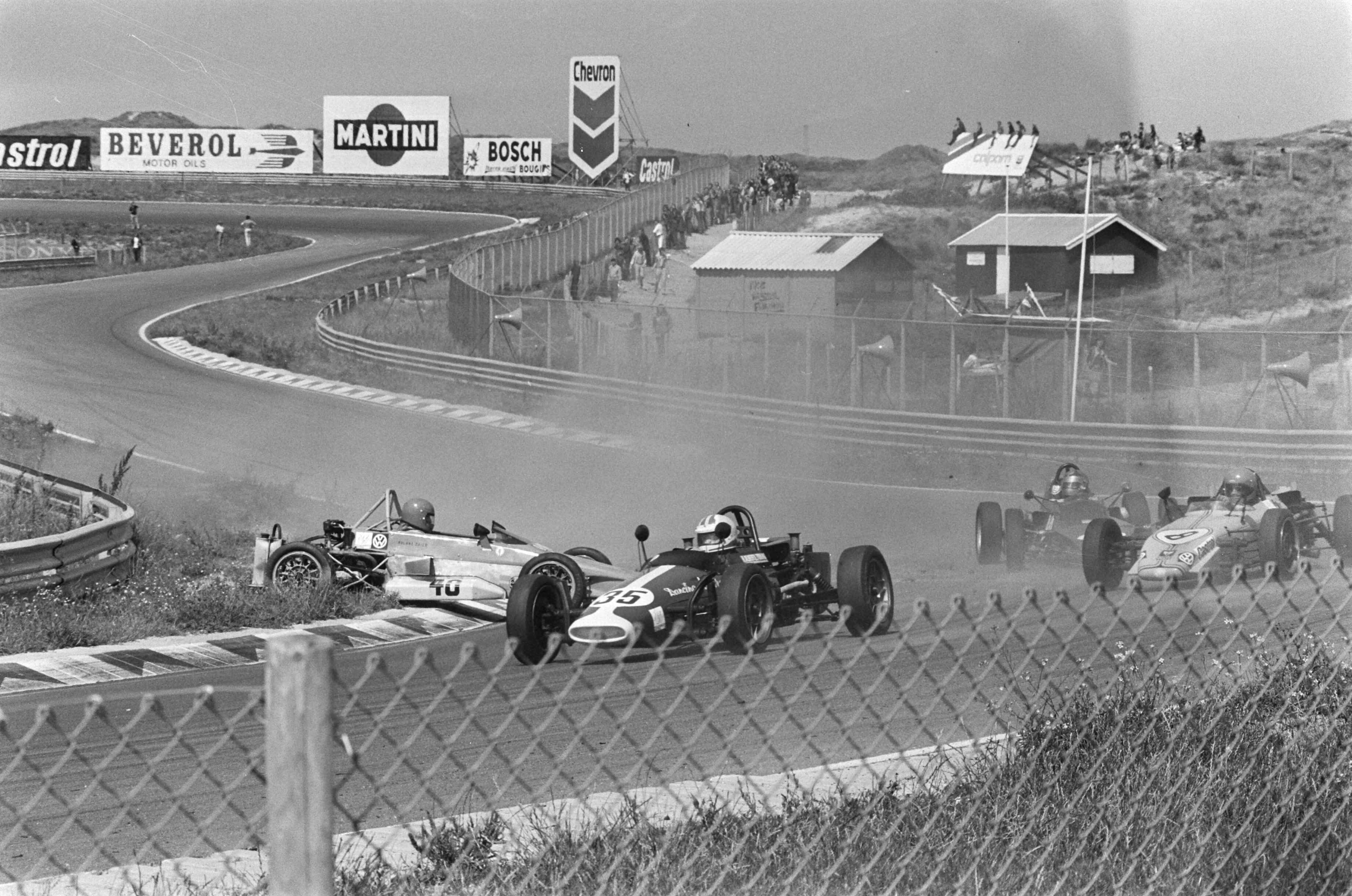 Fotocollectie Anefo — Formule Vee 1300 op Zandvoort; Roland Saier (40) in een spin, Henri Alberts (35) passeert hem — Foto: Mieremet, Rob / Anefo. Licentie: Set B: Rechtenvrij / Publiek Domein. Bron: Nationaal Archief. http://hdl.handle.net/10648/ac50d692-d0b4-102d-bcf8-003048976d84