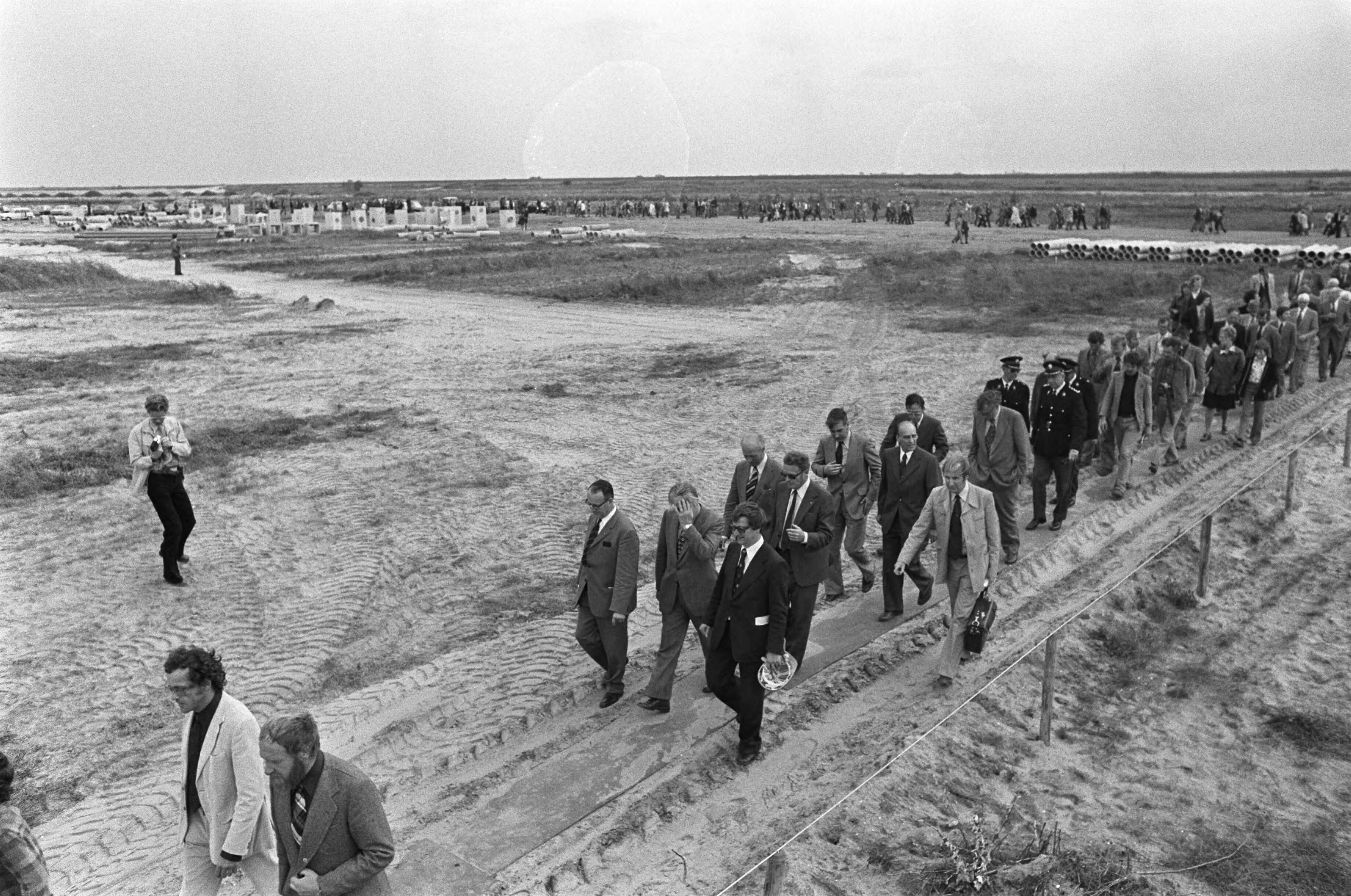 Fotocollectie Anefo — Eerste paal voor Almere, door minister Westerterp geslagen moment tijdens rondwandeling en Westerterp — Foto: Verhoeff, Bert / Anefo. Licentie: Set B: Rechtenvrij / Publiek Domein. Bron: Nationaal Archief. http://hdl.handle.net/10648/ac734808-d0b4-102d-bcf8-003048976d84