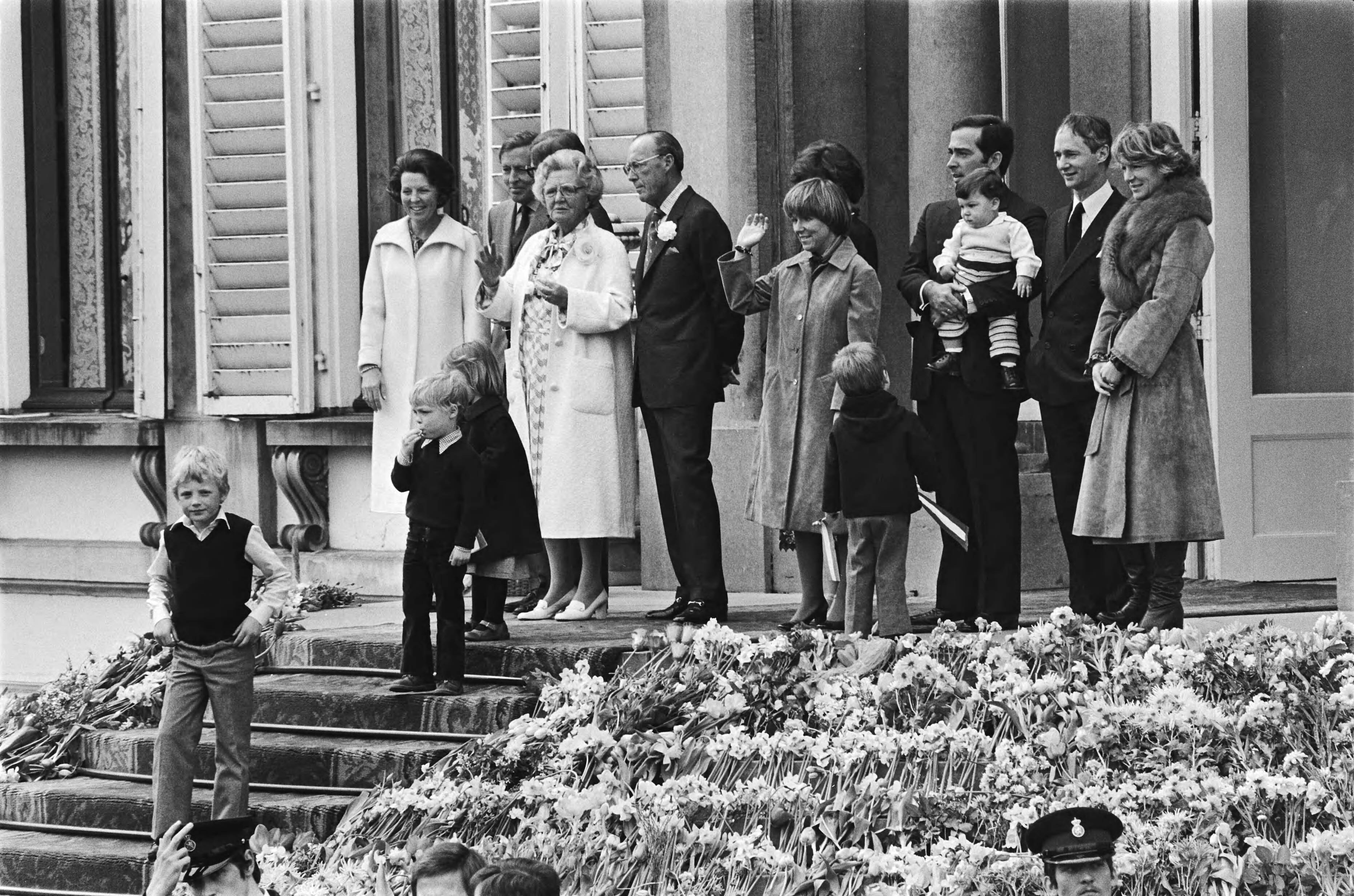 Fotocollectie Anefo — Defile Soestdijk 78; Koninklijke familie op bordes — Foto: Verhoeff, Bert / Anefo. Licentie: Set B: Rechtenvrij / Publiek Domein. Bron: Nationaal Archief. http://hdl.handle.net/10648/acb19108-d0b4-102d-bcf8-003048976d84