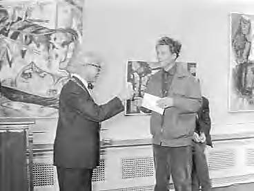 Fotocollectie Anefo — Uitreiking van de Jacob Marisprijs in Pulchri Studio te Den Haag door loco-burgemeester J. van Zwijndrecht aan schilder Wim Sinemus (rechts) — Foto: Rossem, Wim van / Anefo. Licentie: Set B: Rechtenvrij / Publiek Domein. Bron: Nationaal Archief. http://hdl.handle.net/10648/a9823a6e-d0b4-102d-bcf8-003048976d84