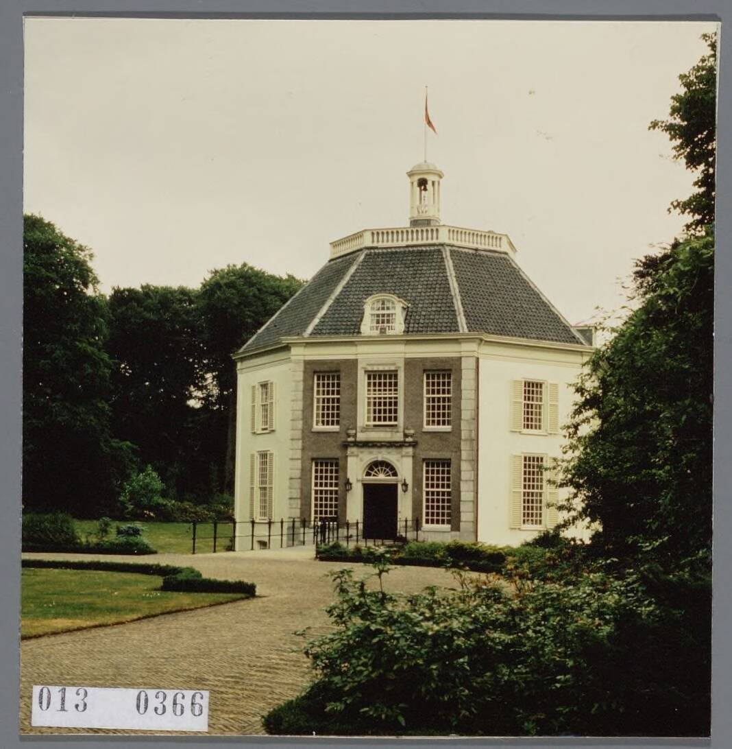 Kasteel Drakensteyn — Exterieur — Foto: Davis, Reginald / RVD. Licentie: Set B: Rechtenvrij / Publiek Domein. Bron: Nationaal Archief. http://hdl.handle.net/10648/afa85e1e-d0b4-102d-bcf8-003048976d84