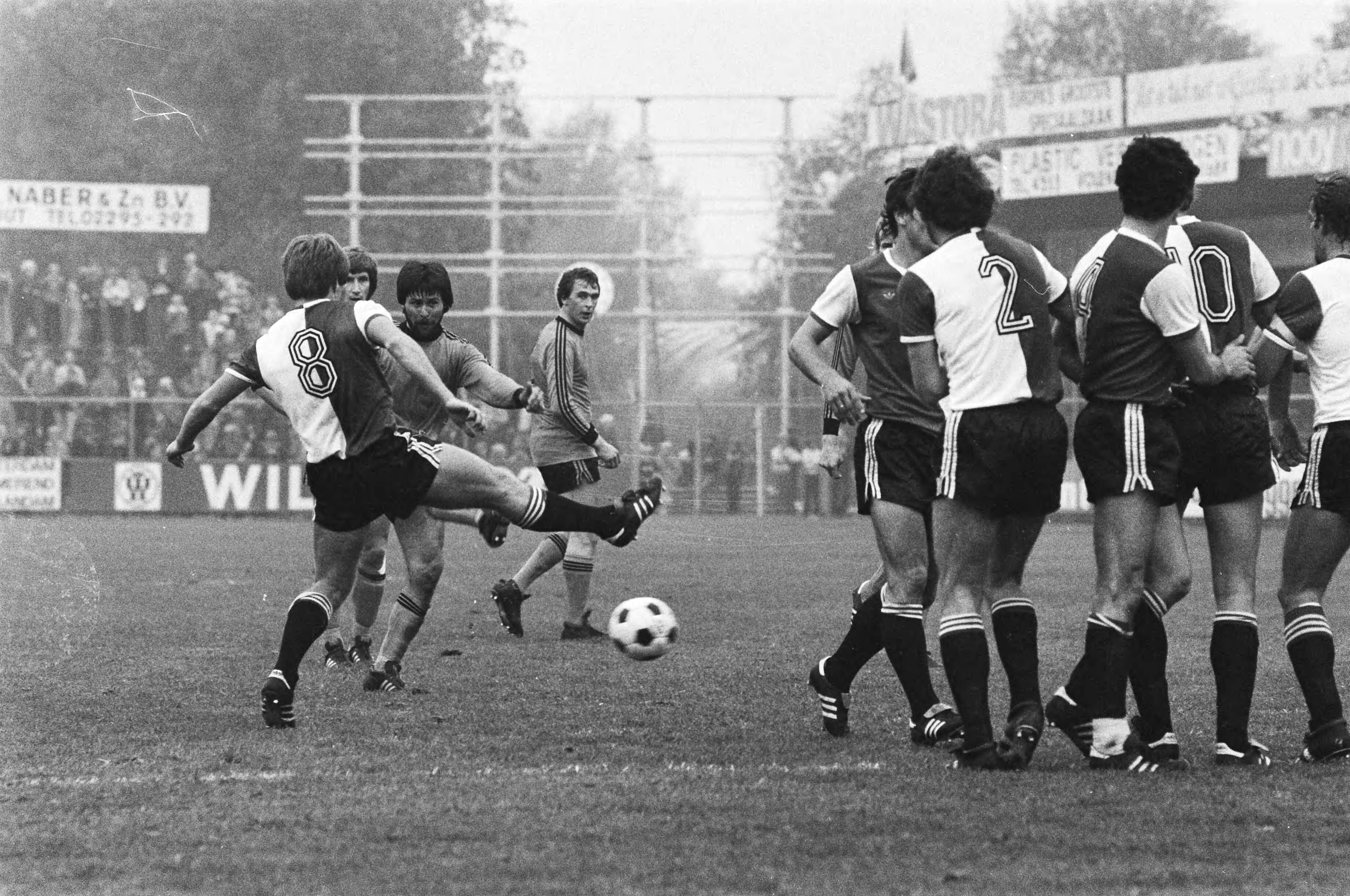Fotocollectie Anefo — KNVB-beker Volendam tegen Feyenoord 2-1, Jonk maakt uit vrije trap de gelijkmaker voor Volendam — Foto: Verhoeff, Bert / Anefo. Licentie: Set B: Rechtenvrij / Publiek Domein. Bron: Nationaal Archief. http://hdl.handle.net/10648/acbdb6f4-d0b4-102d-bcf8-003048976d84