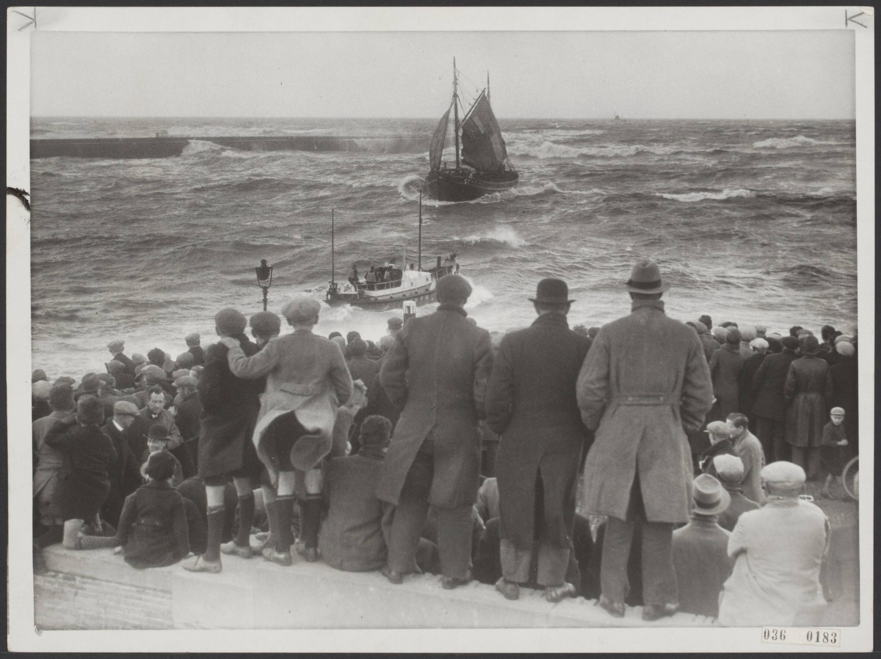 Fotocollectie Elsevier Binnenland — Terugkeer Scheveningse loggers na storm — Foto: N.V. Polygoon. Licentie: Set B: Rechtenvrij / Publiek Domein. Bron: Nationaal Archief. http://hdl.handle.net/10648/adec0c56-d0b4-102d-bcf8-003048976d84