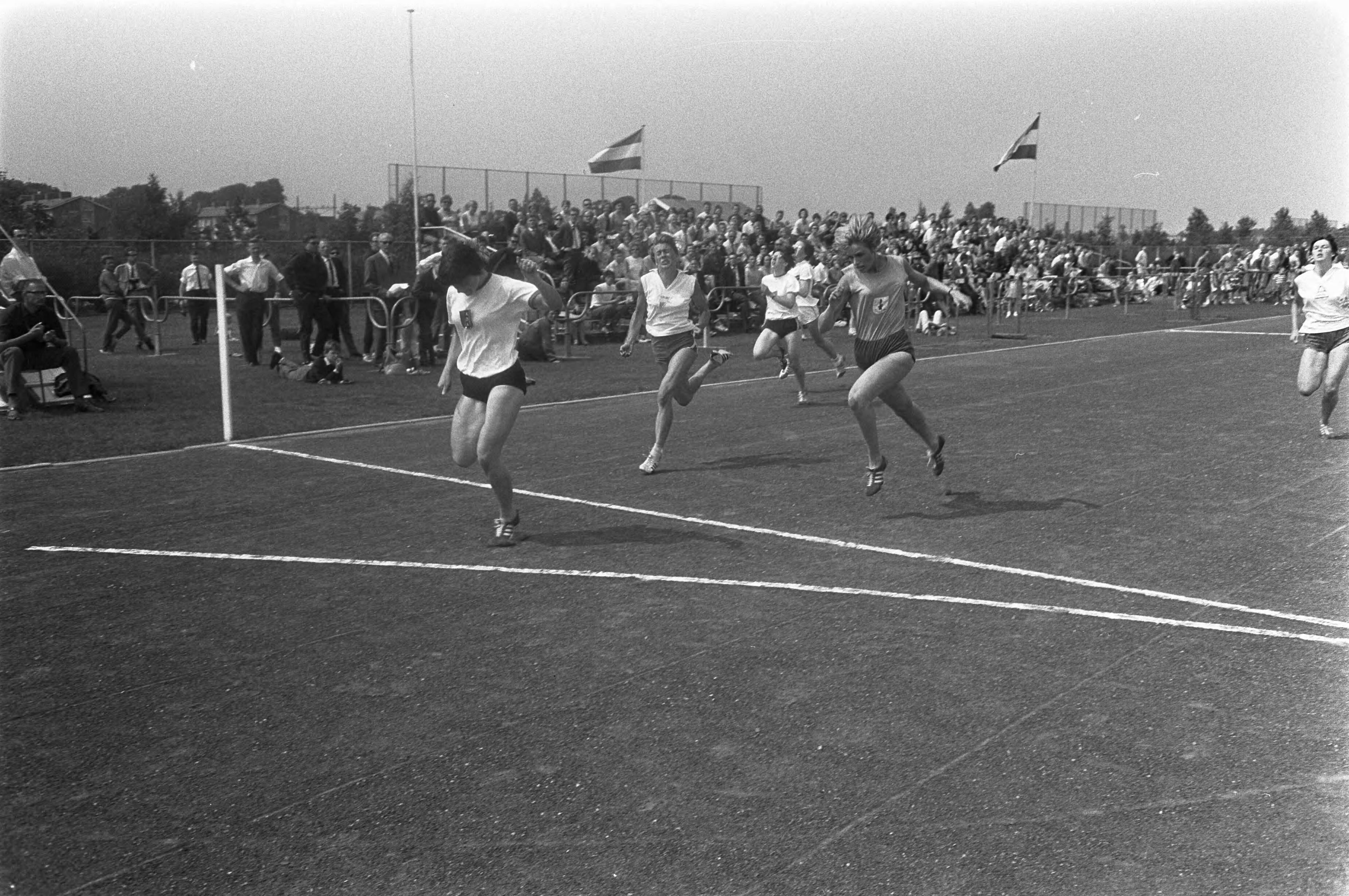 Fotocollectie Anefo — Noord-Hollandse atletiek-kampioenschappen te Haarlem — Foto: Koch, Eric / Anefo. Licentie: Set B: Rechtenvrij / Publiek Domein. Bron: Nationaal Archief. http://hdl.handle.net/10648/aaf11fb4-d0b4-102d-bcf8-003048976d84