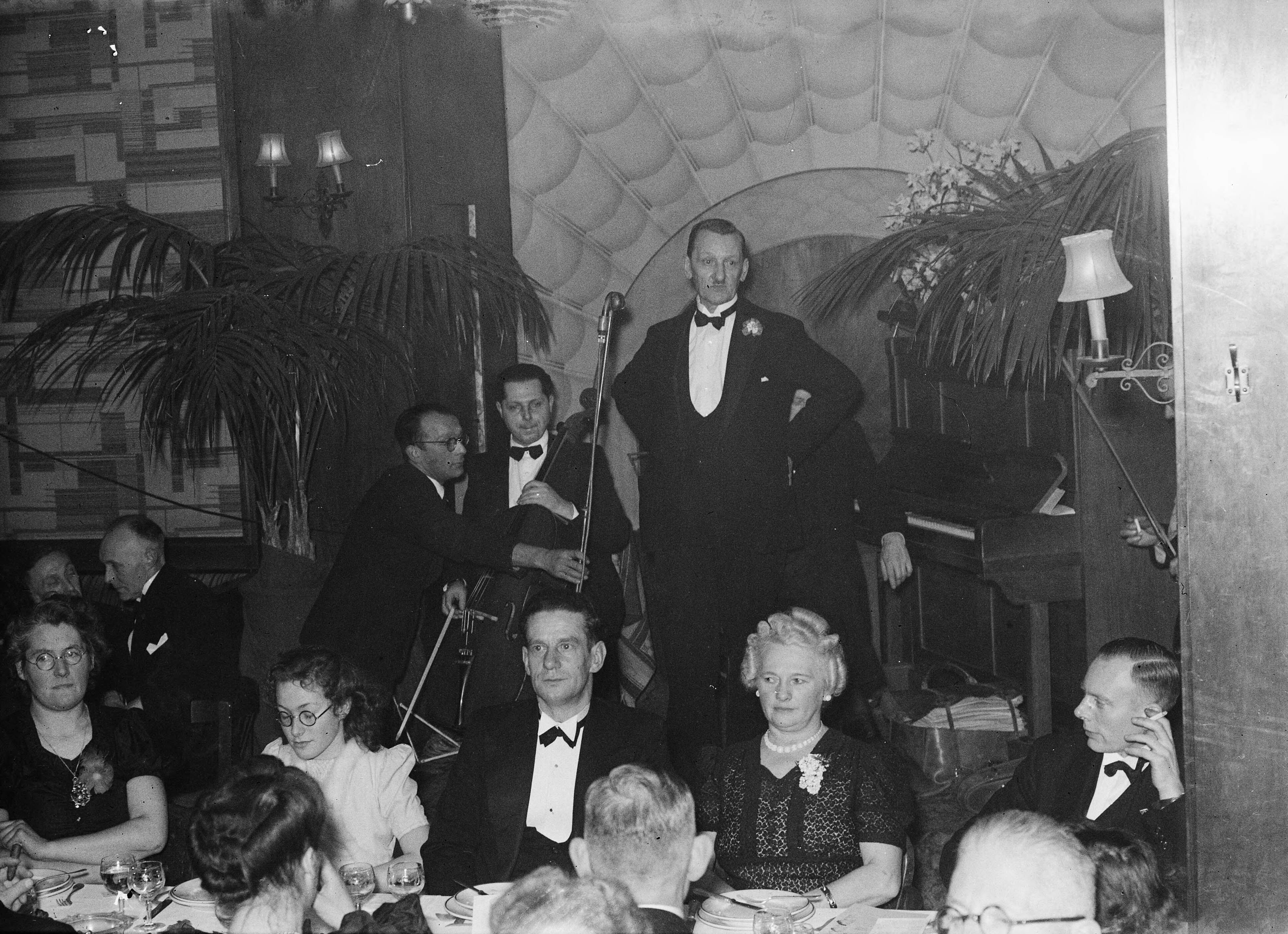 Fotocollectie Anefo — Viering 50-jarig bestaan Mannenkoor "Caecilia" uit Haarlem [feestavond en diner] — Foto: Sagers, Harry / Anefo. Licentie: Set B: Rechtenvrij / Publiek Domein. Bron: Nationaal Archief. http://hdl.handle.net/10648/a8a47422-d0b4-102d-bcf8-003048976d84