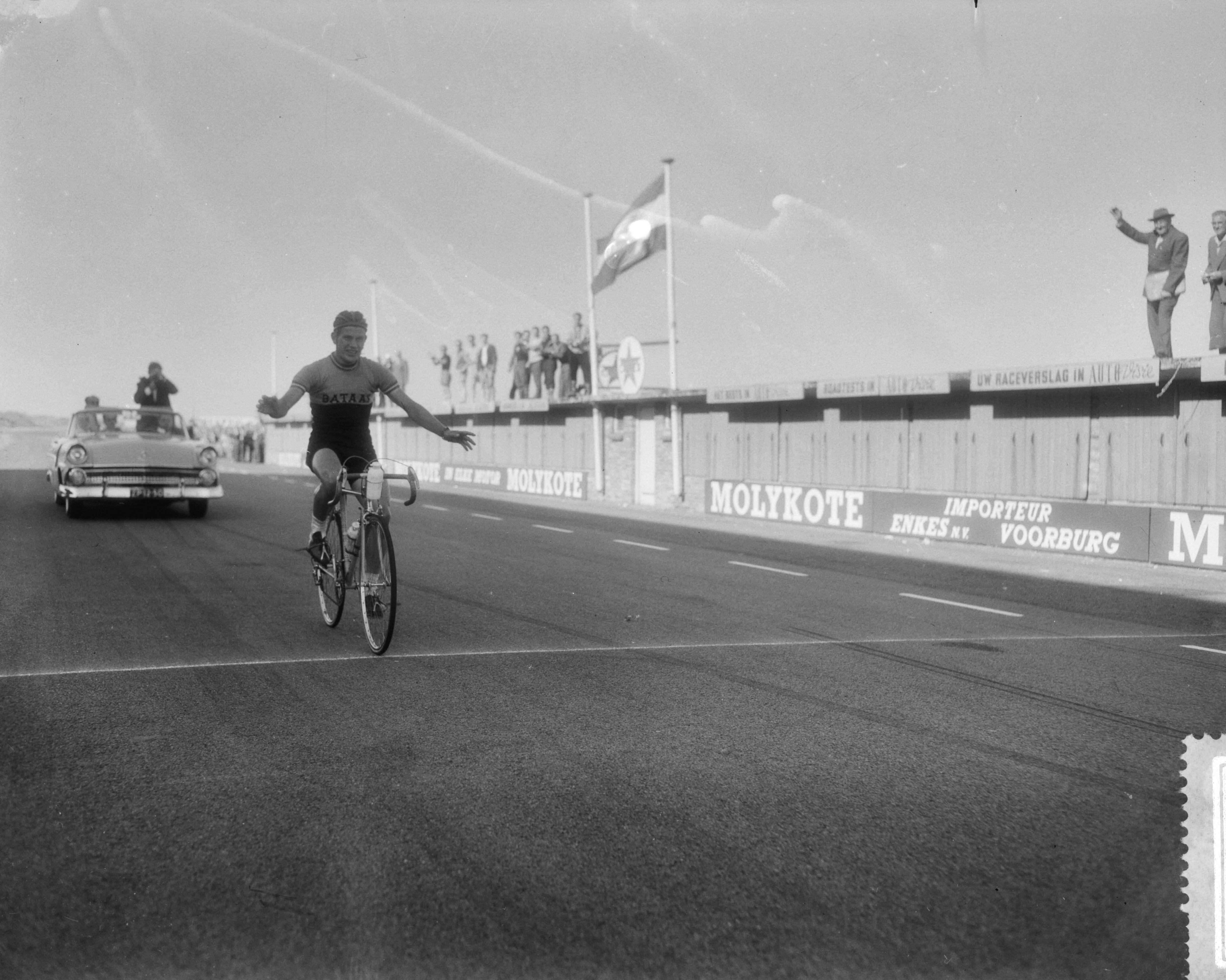 Fotocollectie Anefo — Nederlands kampioenschap wielrennen op de weg voor amateurs op het circuit van Zandvoort. Winnaar Dick Enthoven (De Bataaf) — Foto: Pot, Harry / Anefo. Licentie: Set B: Rechtenvrij / Publiek Domein. Bron: Nationaal Archief. http://hdl.handle.net/10648/a995dd4e-d0b4-102d-bcf8-003048976d84