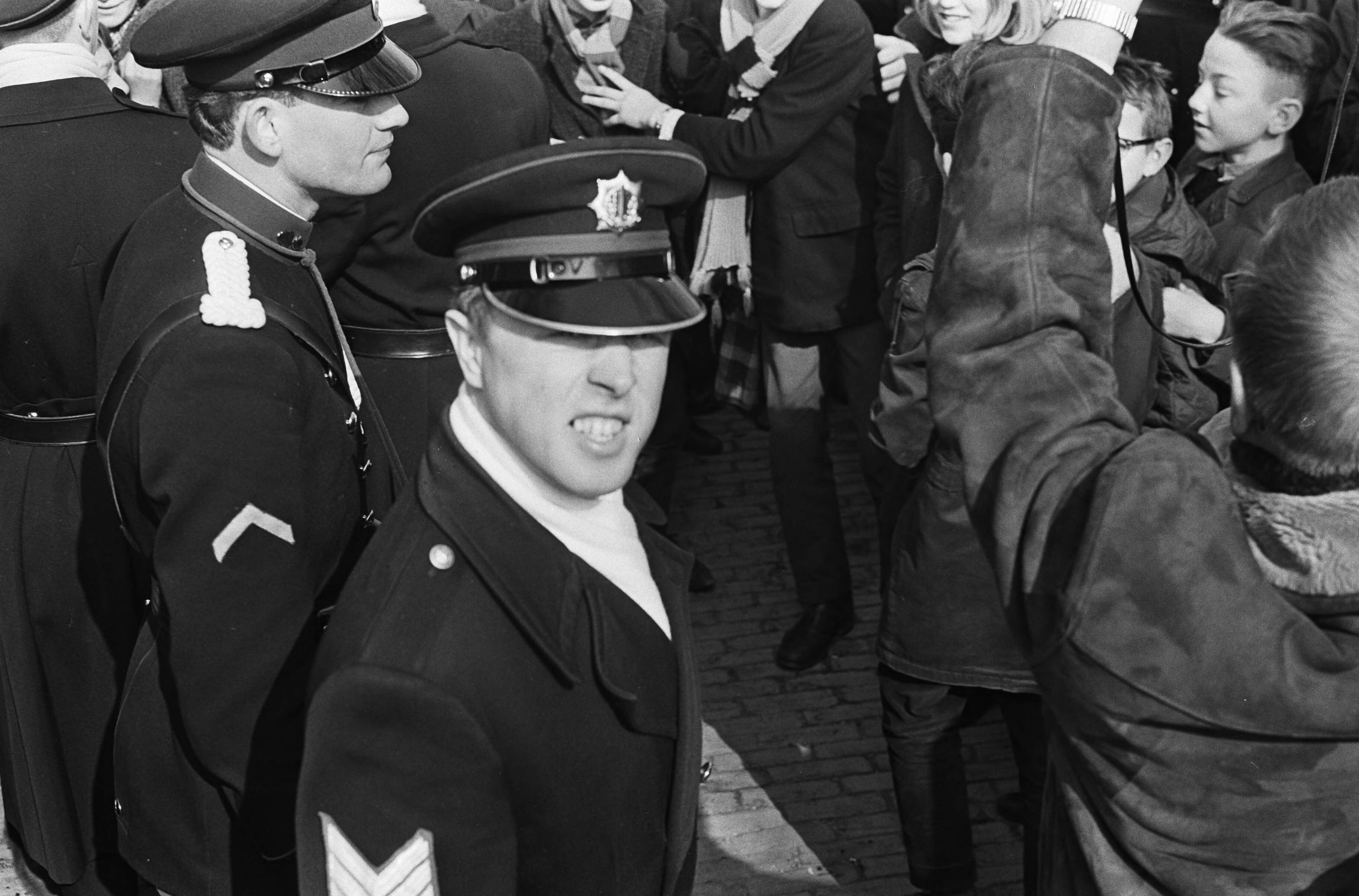 Verloofde paar prinses Margriet en Pieter van Vollenhoven in Den Haag — Verloofde paar in Den Haag , politie houdt publiek tegen — Foto: Evers, Joost / Anefo. Licentie: Set B: Rechtenvrij / Publiek Domein. Bron: Nationaal Archief. http://hdl.handle.net/10648/aa9899fc-d0b4-102d-bcf8-003048976d84