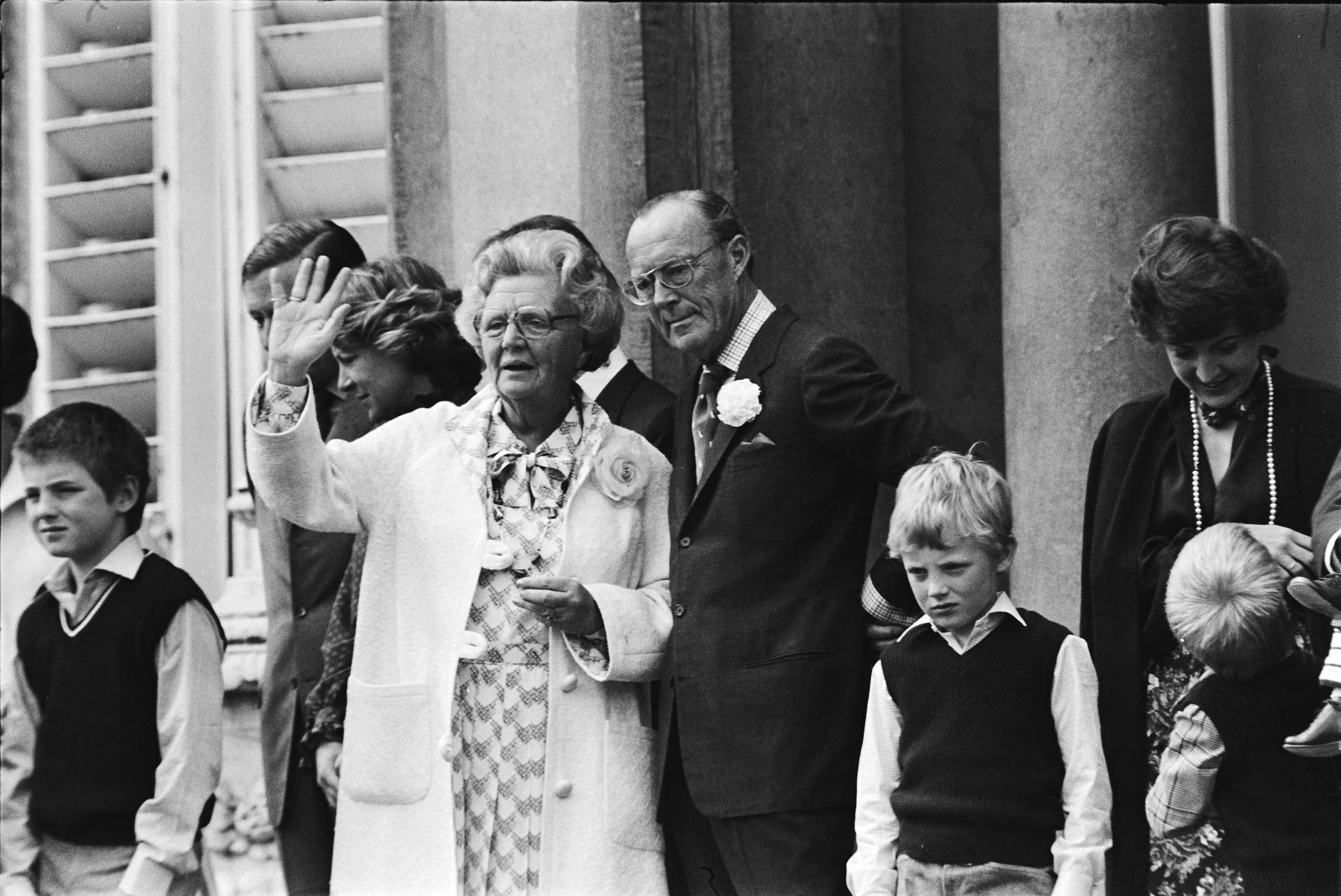 Fotocollectie Anefo — Defile Soestdijk 78; koningin Juliana en Prins Bernhard — Foto: Verhoeff, Bert / Anefo. Licentie: Set B: Rechtenvrij / Publiek Domein. Bron: Nationaal Archief. http://hdl.handle.net/10648/acb193f6-d0b4-102d-bcf8-003048976d84