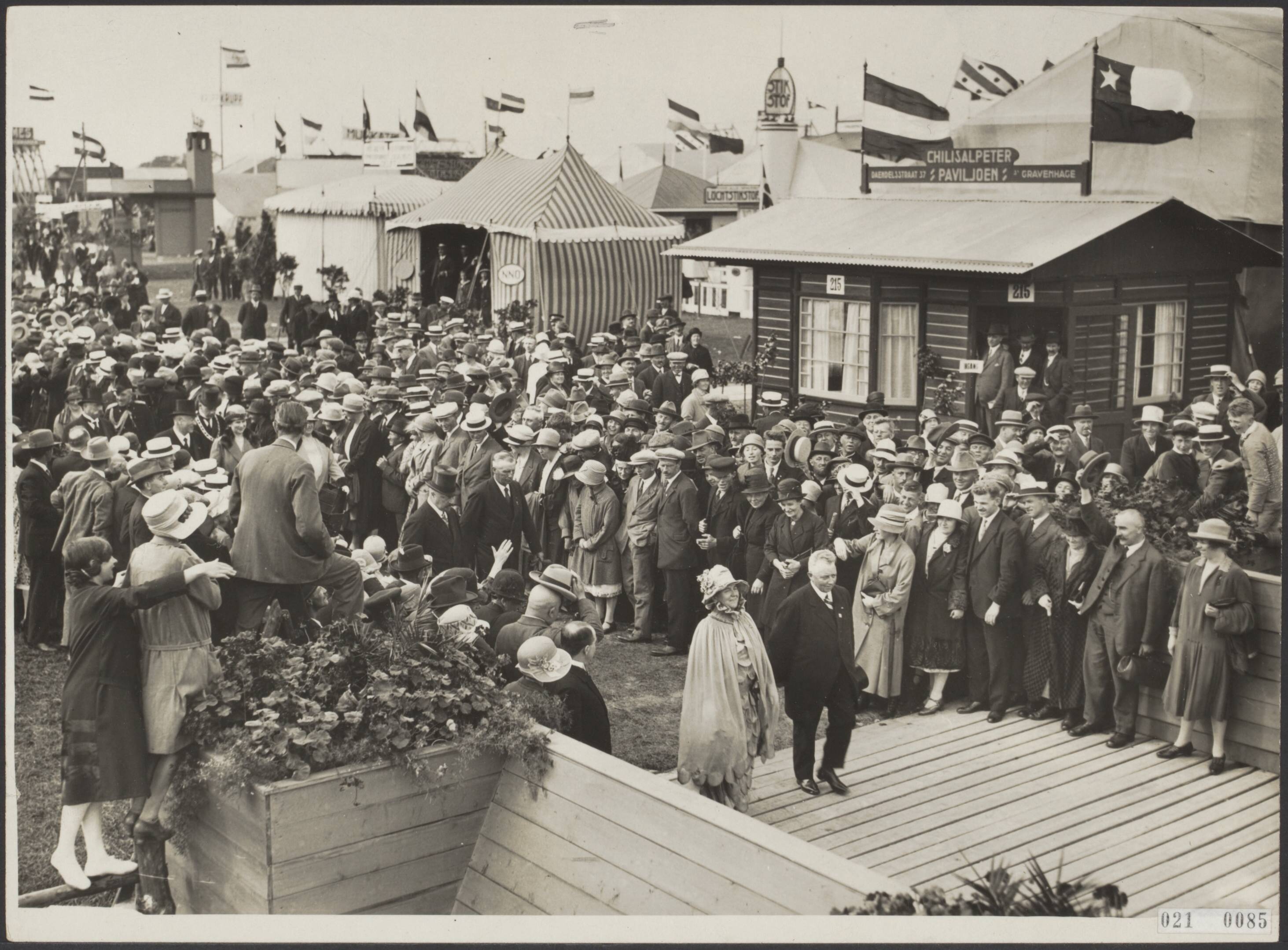 Fotocollectie Elsevier Binnenland — Bezoek van koningin Wilhelmina en prins Hendrik aan de Landbouwtentoonstelling in Leeuwarden — Foto: N.V. Vereenigde Fotobureaux. Licentie: Set B: Rechtenvrij / Publiek Domein. Bron: Nationaal Archief. http://hdl.handle.net/10648/adce0b20-d0b4-102d-bcf8-003048976d84