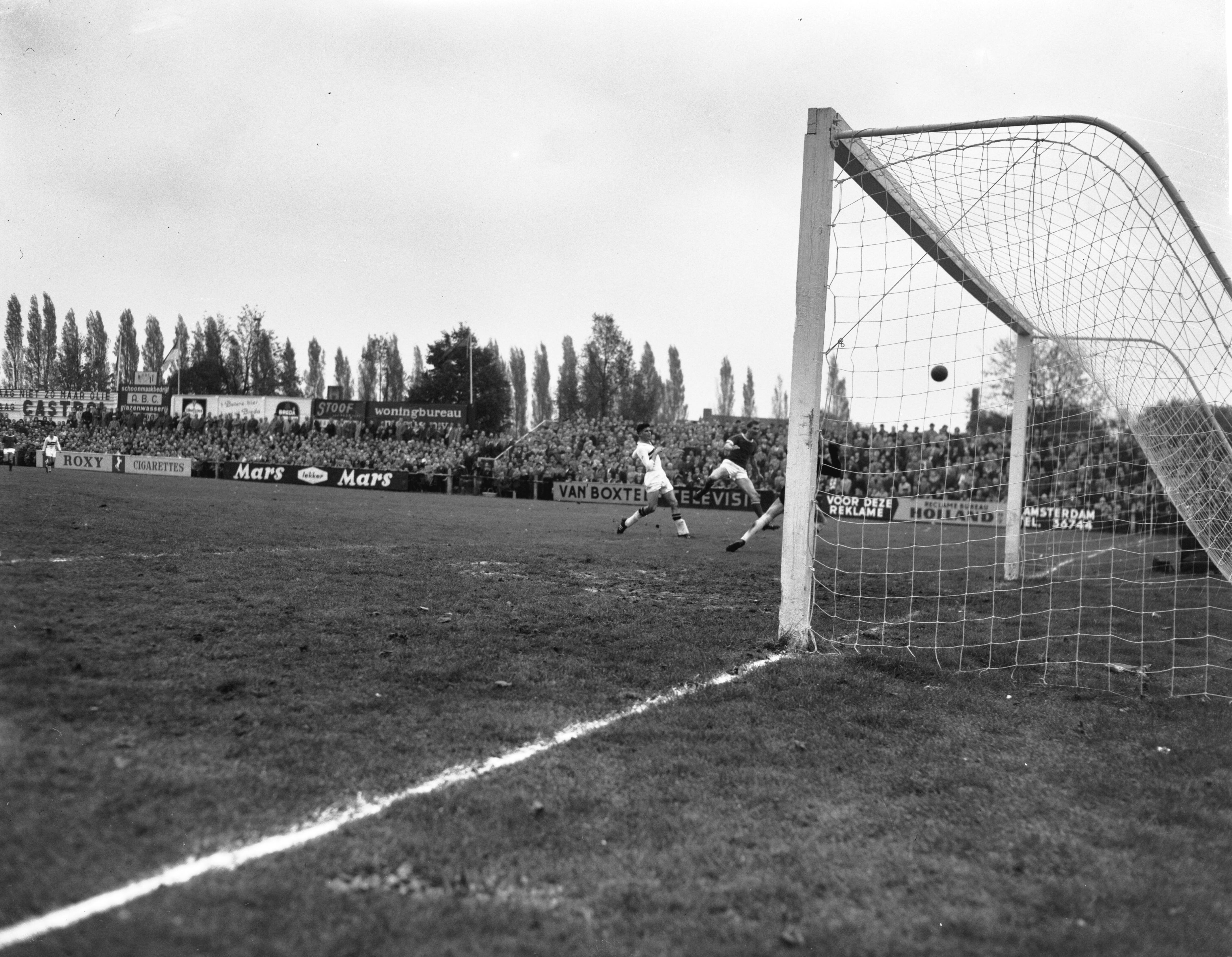 Fotocollectie Anefo — Voetbal. NAC tegen Ajax 1-3. Spelmoment voor het doel van NAC — Foto: Koch, Eric / Anefo. Licentie: Set B: Rechtenvrij / Publiek Domein. Bron: Nationaal Archief. http://hdl.handle.net/10648/a9e9ada2-d0b4-102d-bcf8-003048976d84