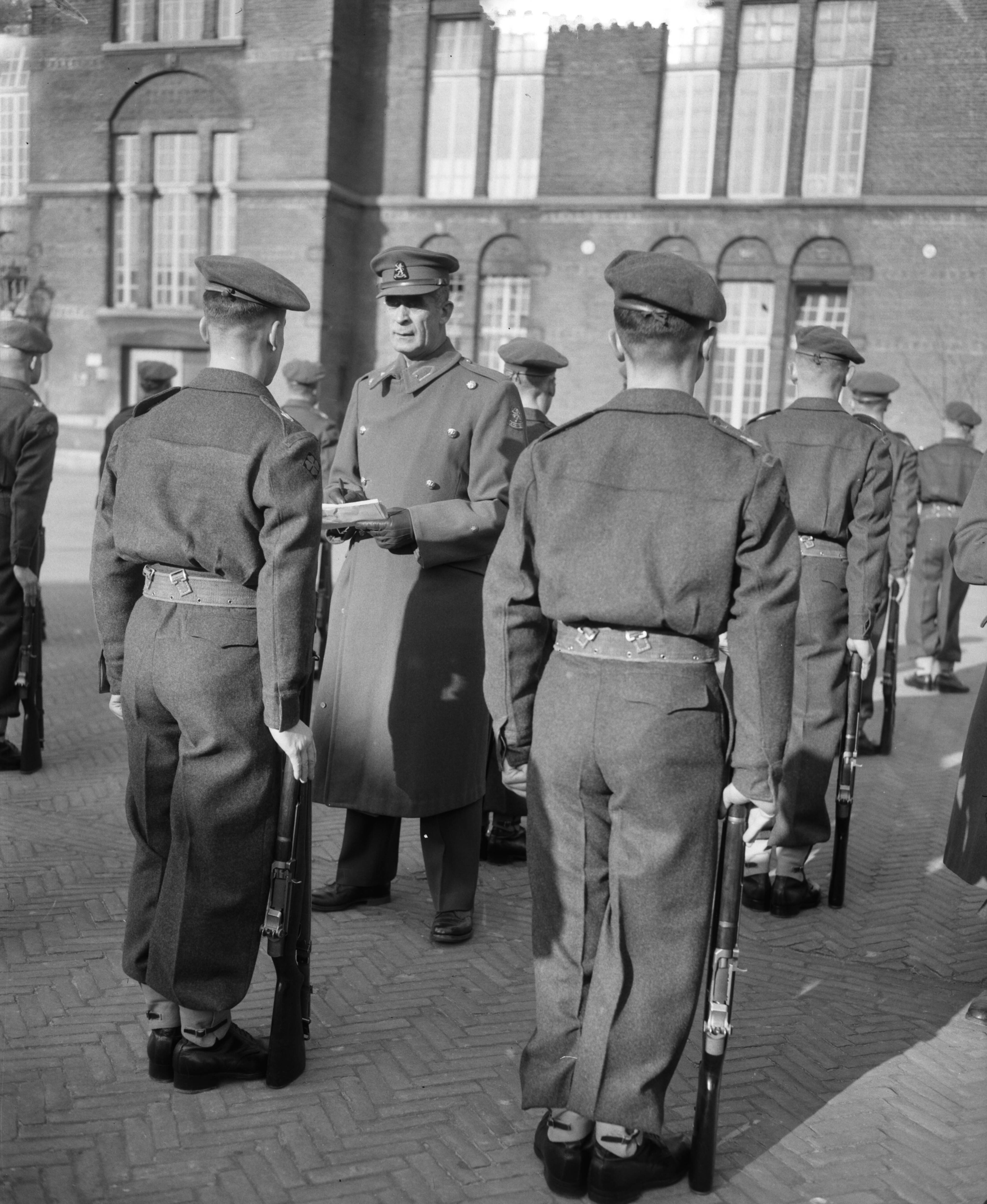 Fotocollectie Anefo — Exercitiewedstrijden van de Koninklijke Landmacht te Den Haag — Foto: Duinen, G.W. van / Anefo. Licentie: Set B: Rechtenvrij / Publiek Domein. Bron: Nationaal Archief. http://hdl.handle.net/10648/a91bd2e2-d0b4-102d-bcf8-003048976d84