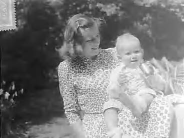 Familie Smulders in Voorburg — Foto: Bilsen, Joop van / Anefo. — Licentie: Set B: Rechtenvrij / Publiek Domein. Bron: Nationaal Archief. http://hdl.handle.net/10648/a95fff76-d0b4-102d-bcf8-003048976d84