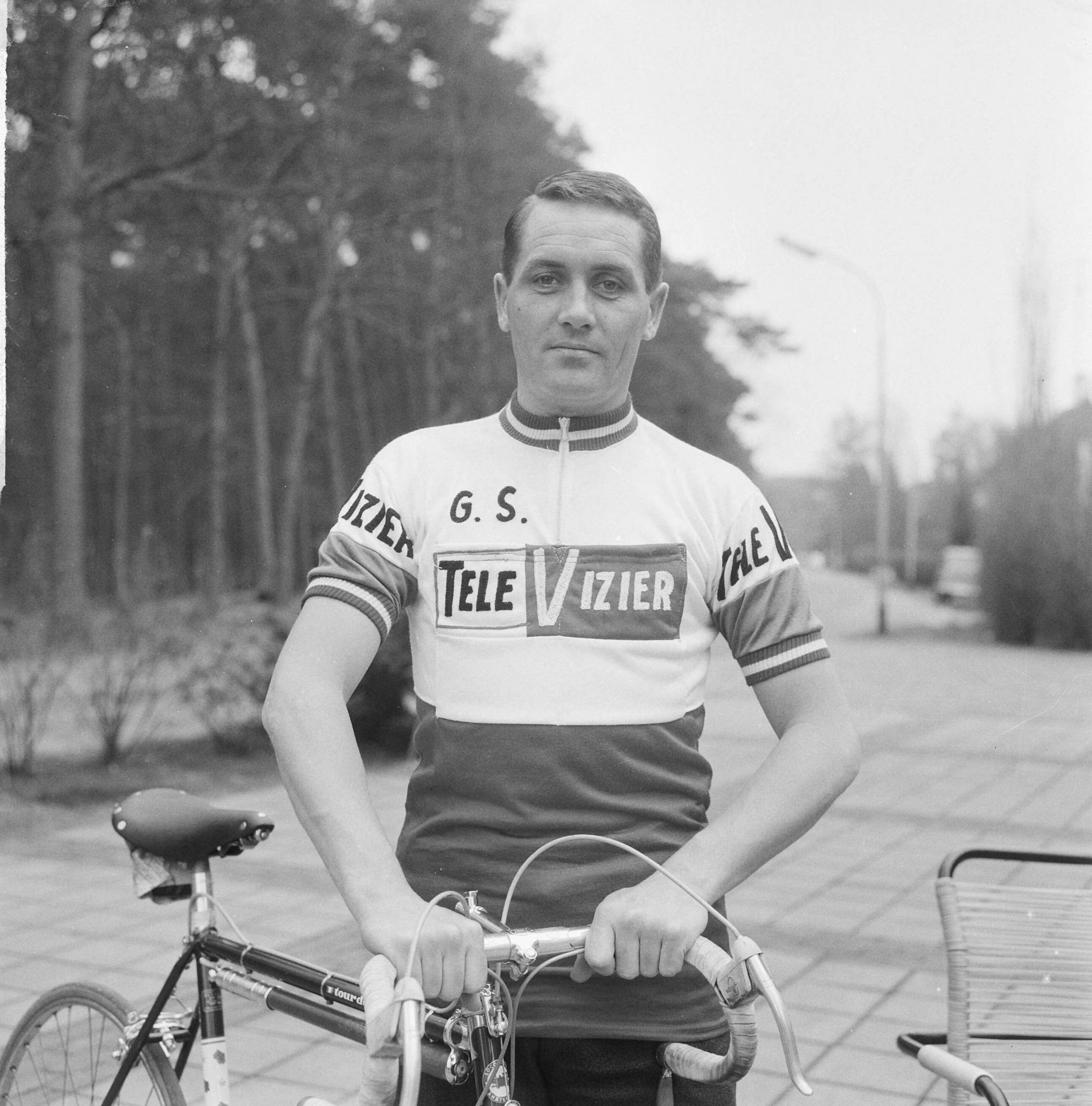 Fotocollectie Anefo — Nederlandse wielerploeg voor de Tour de France 1964 gepresenteerd, Piet Damen met fiets — Foto: Pot, Harry / Anefo. Licentie: Set B: Rechtenvrij / Publiek Domein. Bron: Nationaal Archief. http://hdl.handle.net/10648/aa60e98a-d0b4-102d-bcf8-003048976d84