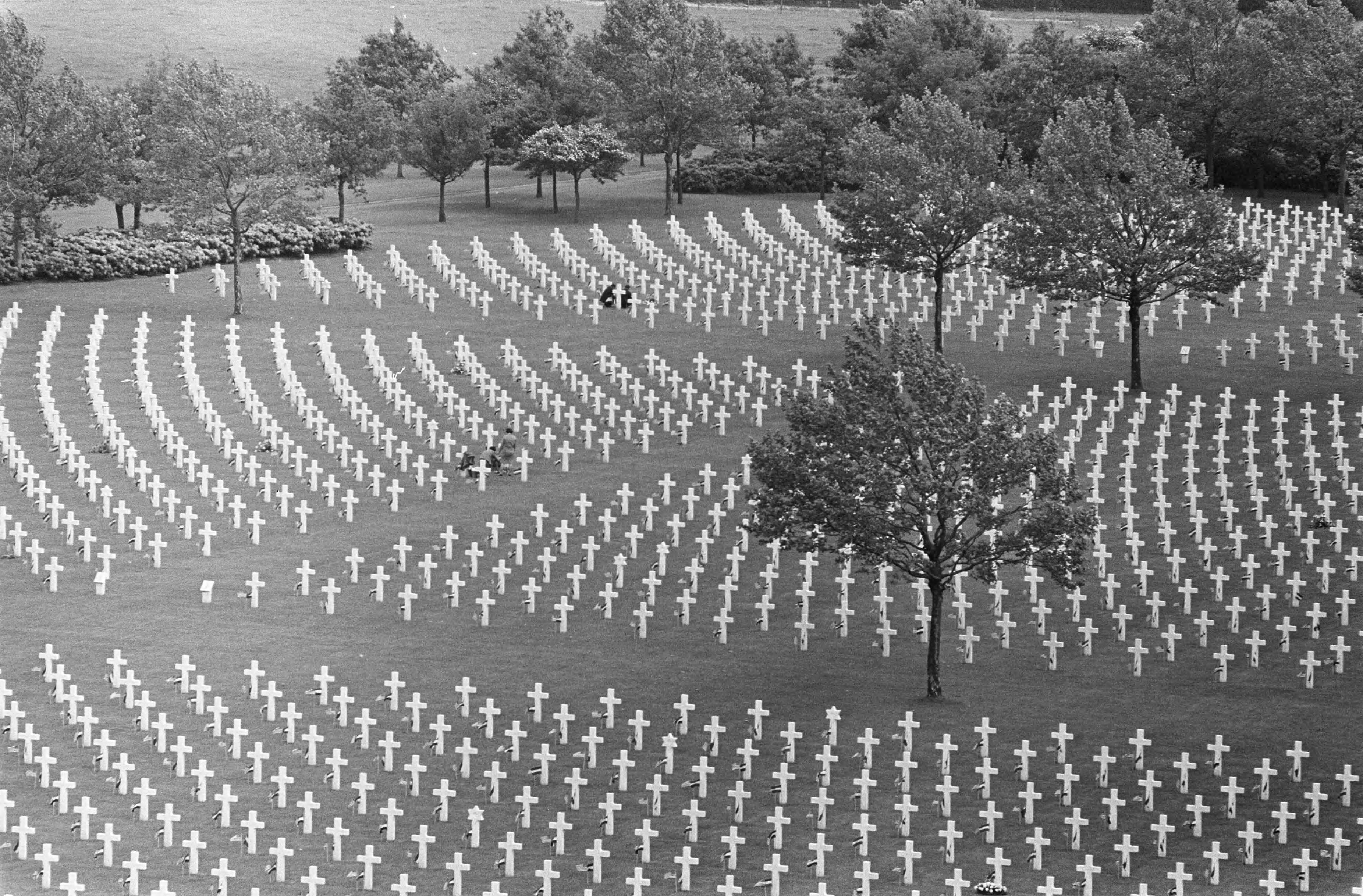 Fotocollectie Anefo — Memorial Day op Margratens erebegraafplaats de begraafplaats — Foto: Koch, Eric / Anefo. Licentie: Set B: Rechtenvrij / Publiek Domein. Bron: Nationaal Archief. http://hdl.handle.net/10648/ab6c0e4a-d0b4-102d-bcf8-003048976d84