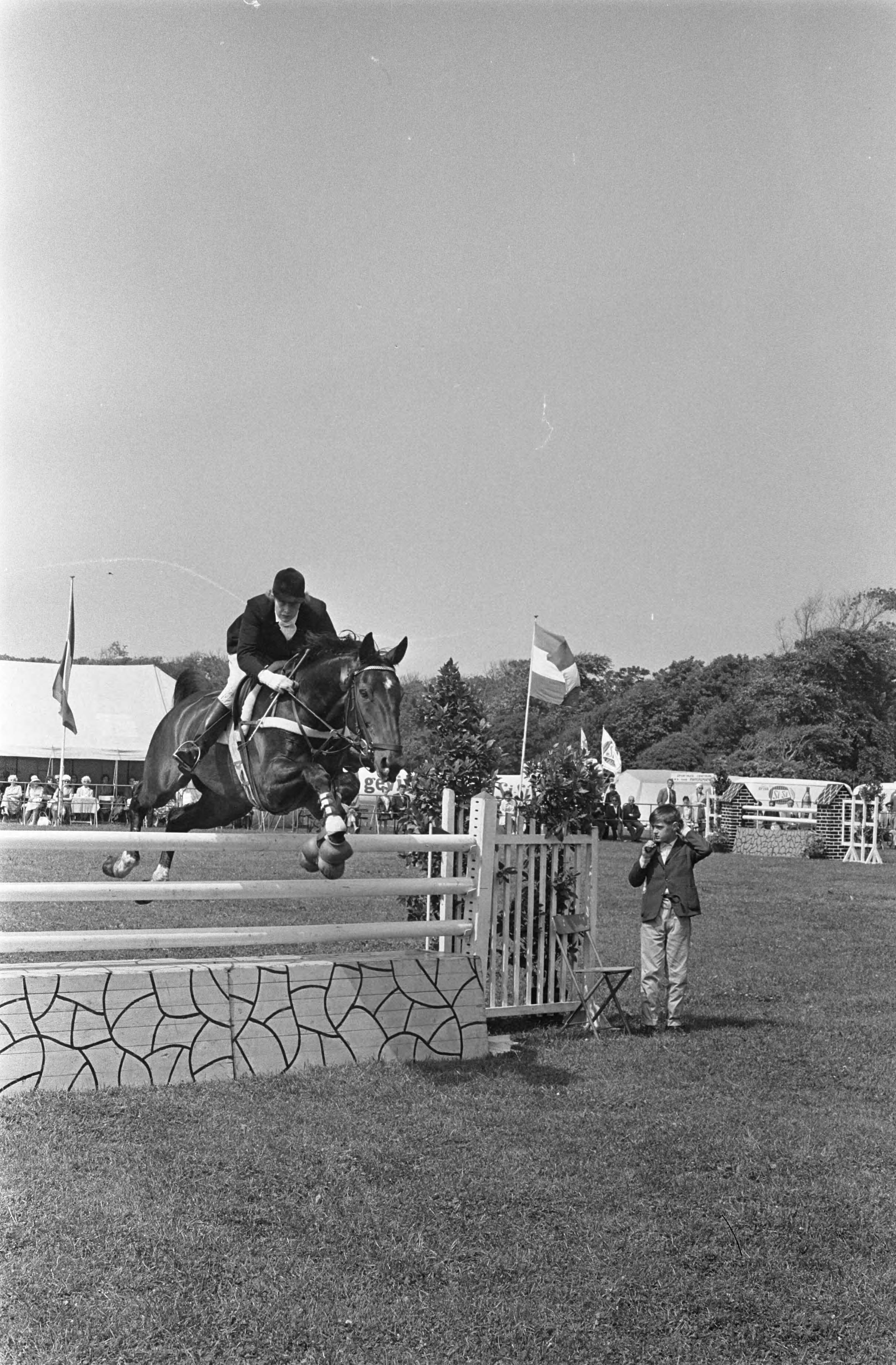 Fotocollectie Anefo — Concours Hippique te Den Haag. Mady Koster met Axel tijdens de barrage — Foto: Gelderen, Hugo van / Anefo. Licentie: Set B: Rechtenvrij / Publiek Domein. Bron: Nationaal Archief. http://hdl.handle.net/10648/aa3f2ea8-d0b4-102d-bcf8-003048976d84