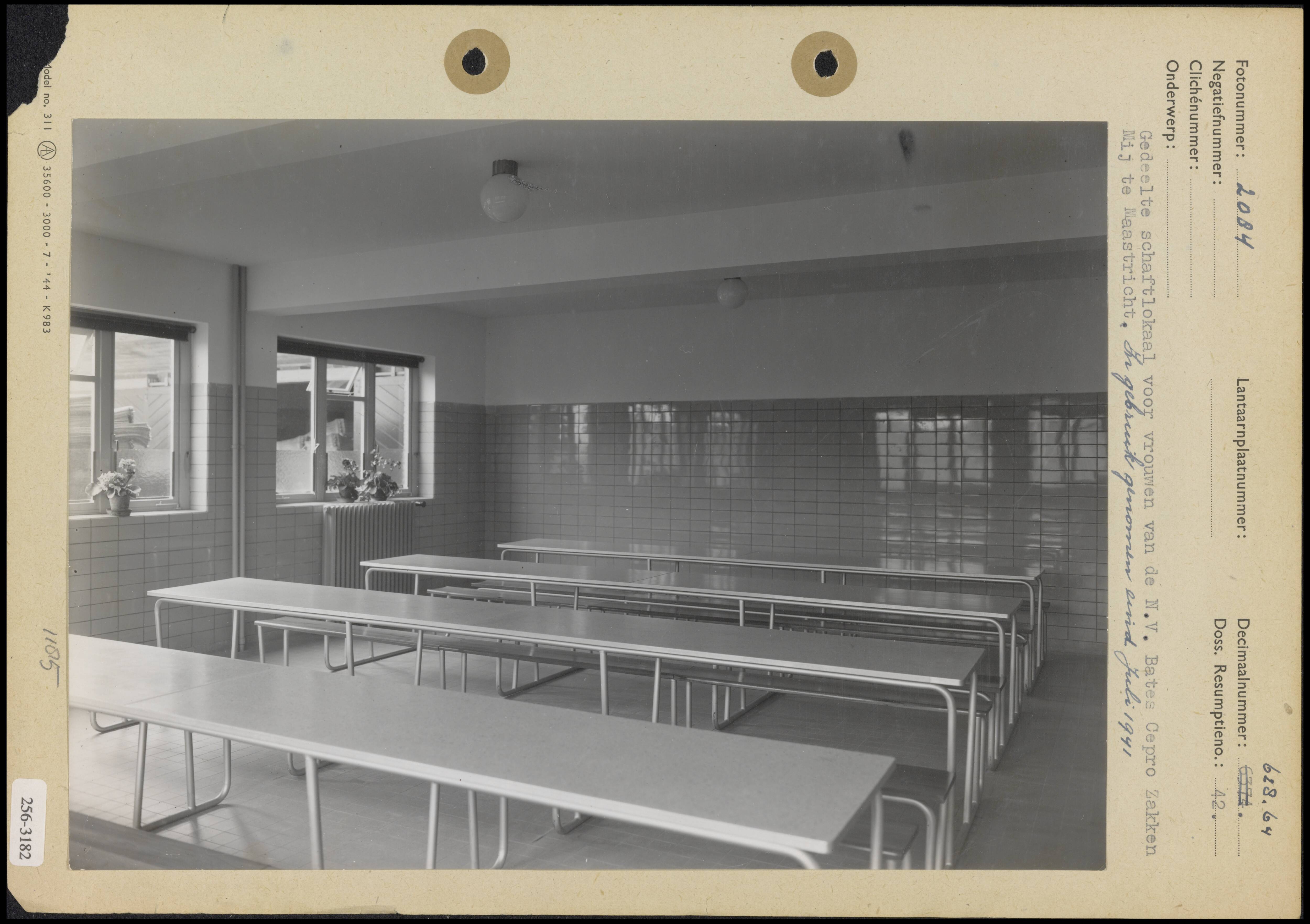Schaftlokalen en kantines — Gedeelte van het schaftlokaal voor vrouwen bij NV Bates Cepro Zakken Maatschappij te Maastricht; in gebruik genomen eind juli 1941 — Foto: Onbekend / Publiek Domein of Rechtenvrij. Licentie: Set B: Rechtenvrij / Publiek Domein. Bron: Nationaal Archief. http://hdl.handle.net/10648/b01623e0-d0b4-102d-bcf8-003048976d84