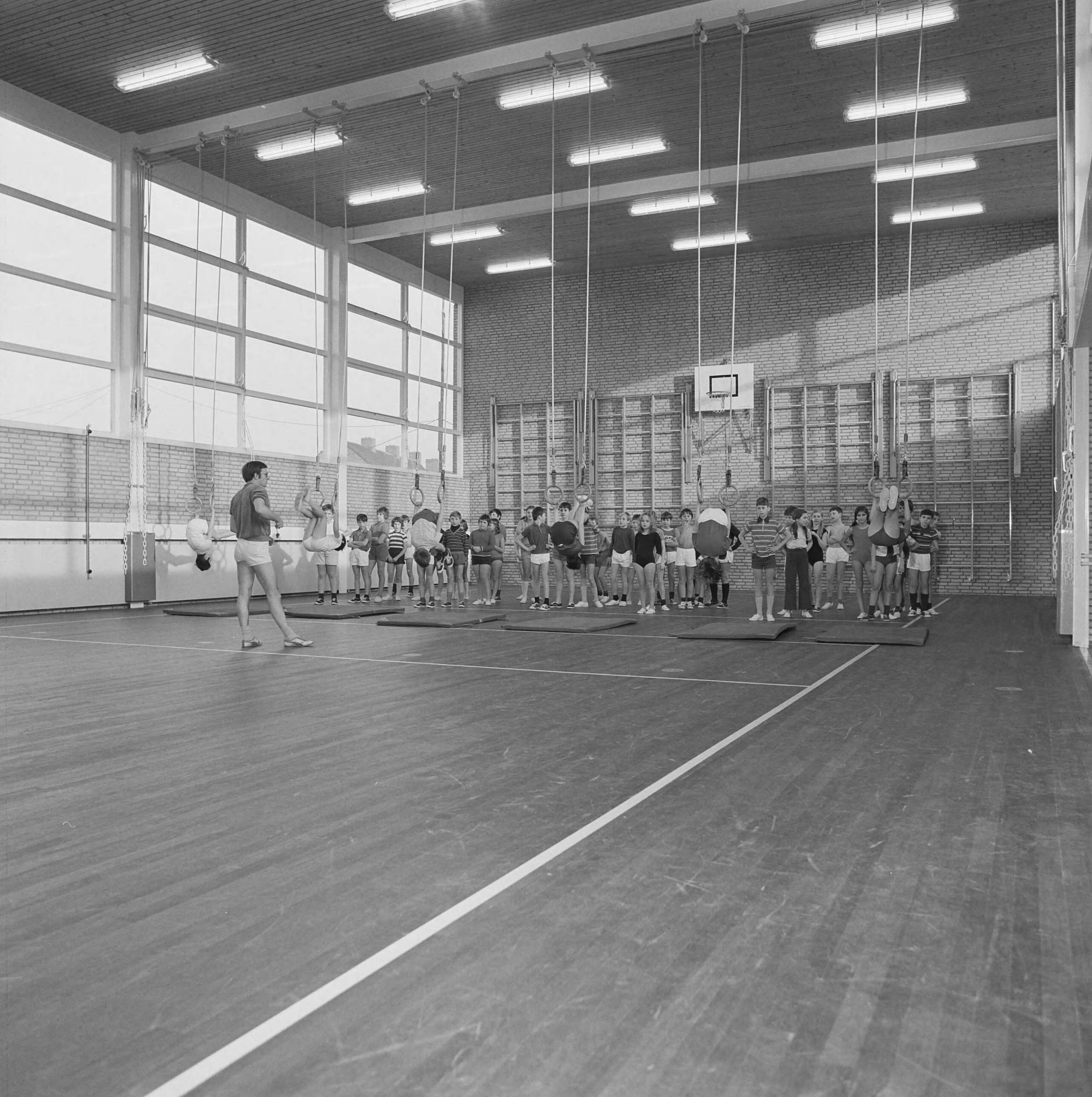 Fotocollectie Nederlandse Heidemaatschappij — Amstenrade. Gymzaal project Sleutelbouw bv — Foto: Fotograaf Onbekend / Heidemij. Licentie: Set B: Rechtenvrij / Publiek Domein. Bron: Nationaal Archief. http://hdl.handle.net/10648/ae84065a-d0b4-102d-bcf8-003048976d84