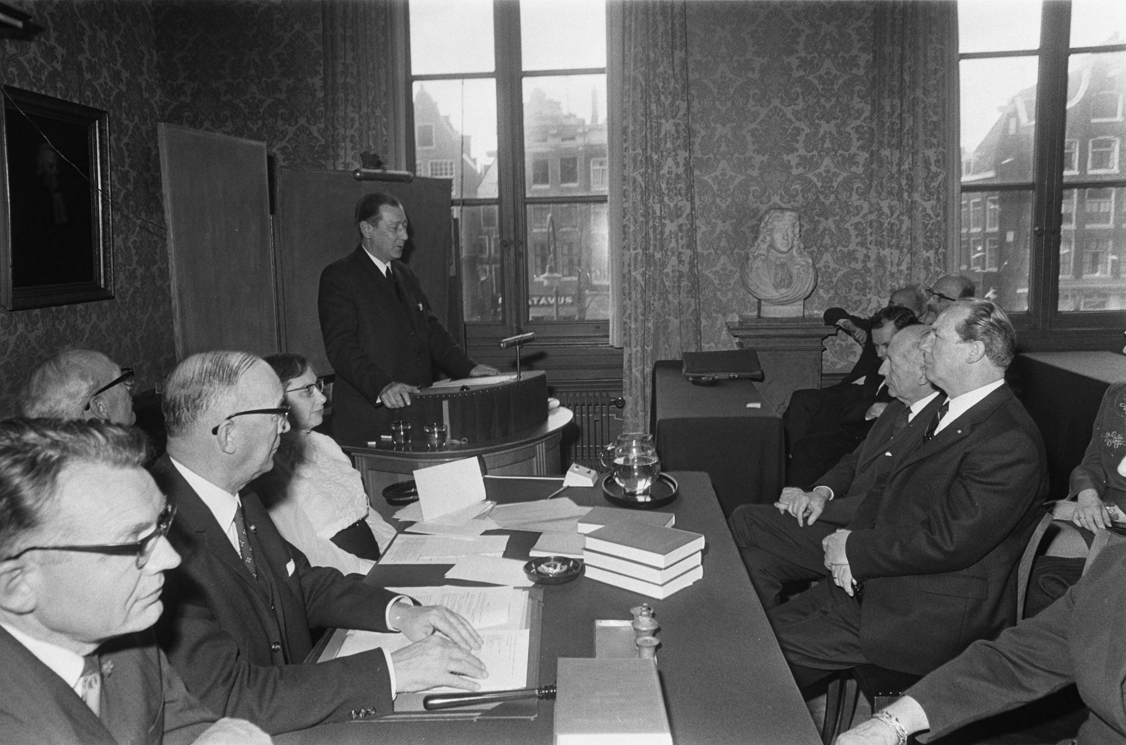 Fotocollectie Anefo — Professor dr. G. J. M. van der Kerk , hoogleraar organische scheikunde Utrecht ontvangt prijs uit Nederlands Fonds voor Chemie van Arens. Arens geeft — Foto: Mieremet, Rob / Anefo. Licentie: Set B: Rechtenvrij / Publiek Domein. Bron: Nationaal Archief. http://hdl.handle.net/10648/ab8f49c8-d0b4-102d-bcf8-003048976d84