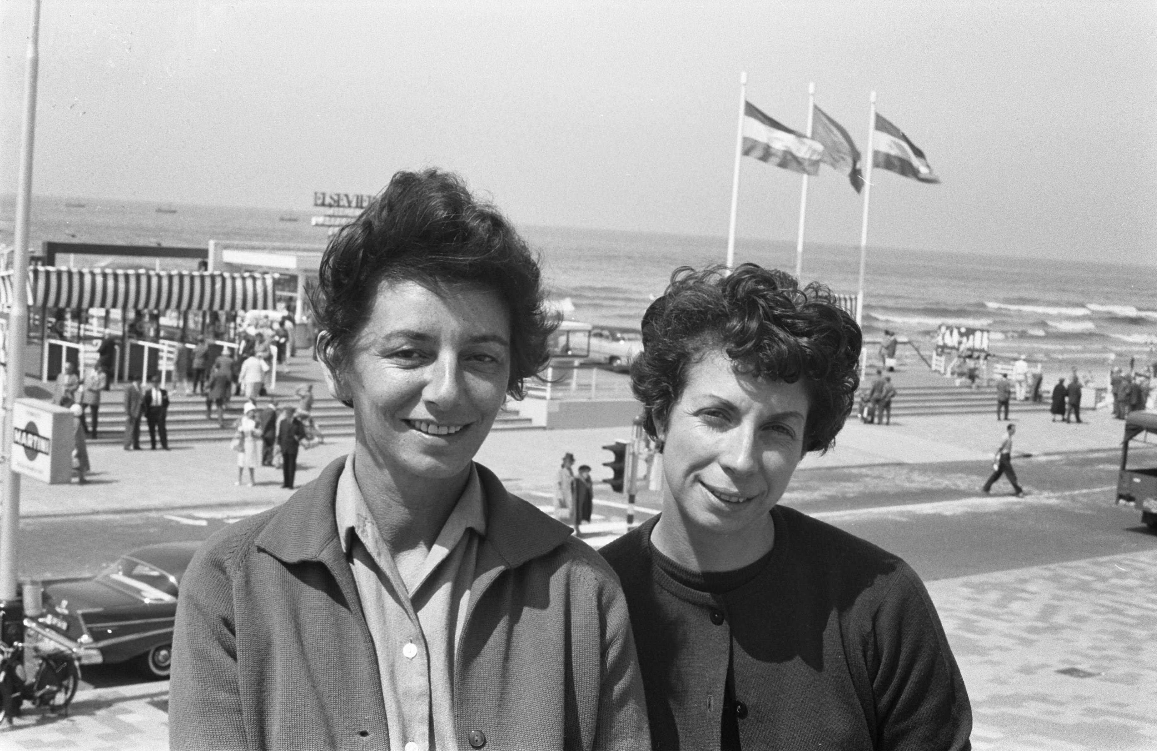 Fotocollectie Anefo — Franse chansonkunstenaars in Scheveningen. Simone Bartel en Katherina Renn (links) — Foto: Rossem, Wim van / Anefo. Licentie: Set B: Rechtenvrij / Publiek Domein. Bron: Nationaal Archief. http://hdl.handle.net/10648/a9da8264-d0b4-102d-bcf8-003048976d84