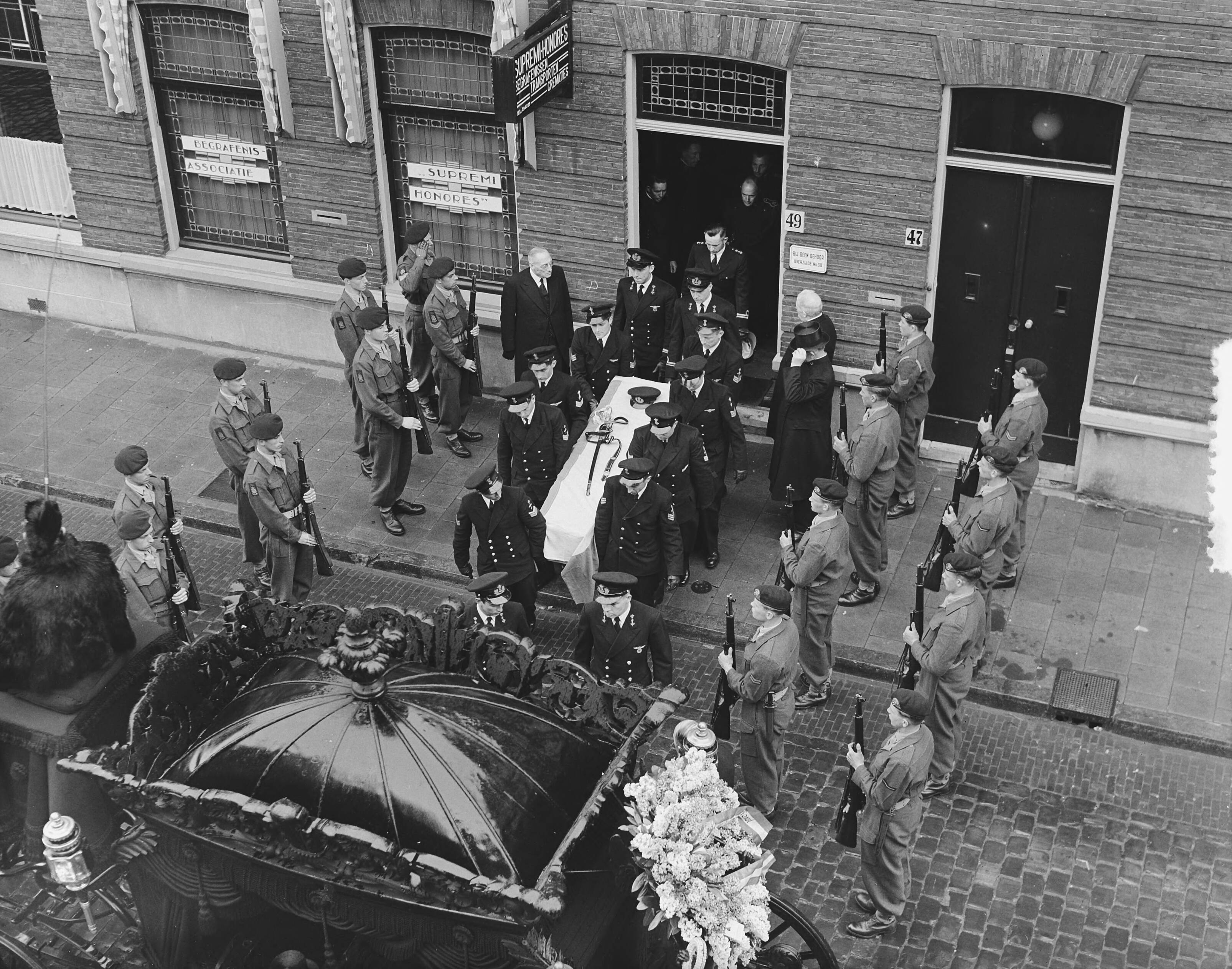 Fotocollectie Anefo — Marinebegrafenis van luitenant-ter-zee Pieter Koops in Den Haag — Foto: Duinen, H. van / Anefo. Licentie: Set B: Rechtenvrij / Publiek Domein. Bron: Nationaal Archief. http://hdl.handle.net/10648/a90b1f10-d0b4-102d-bcf8-003048976d84