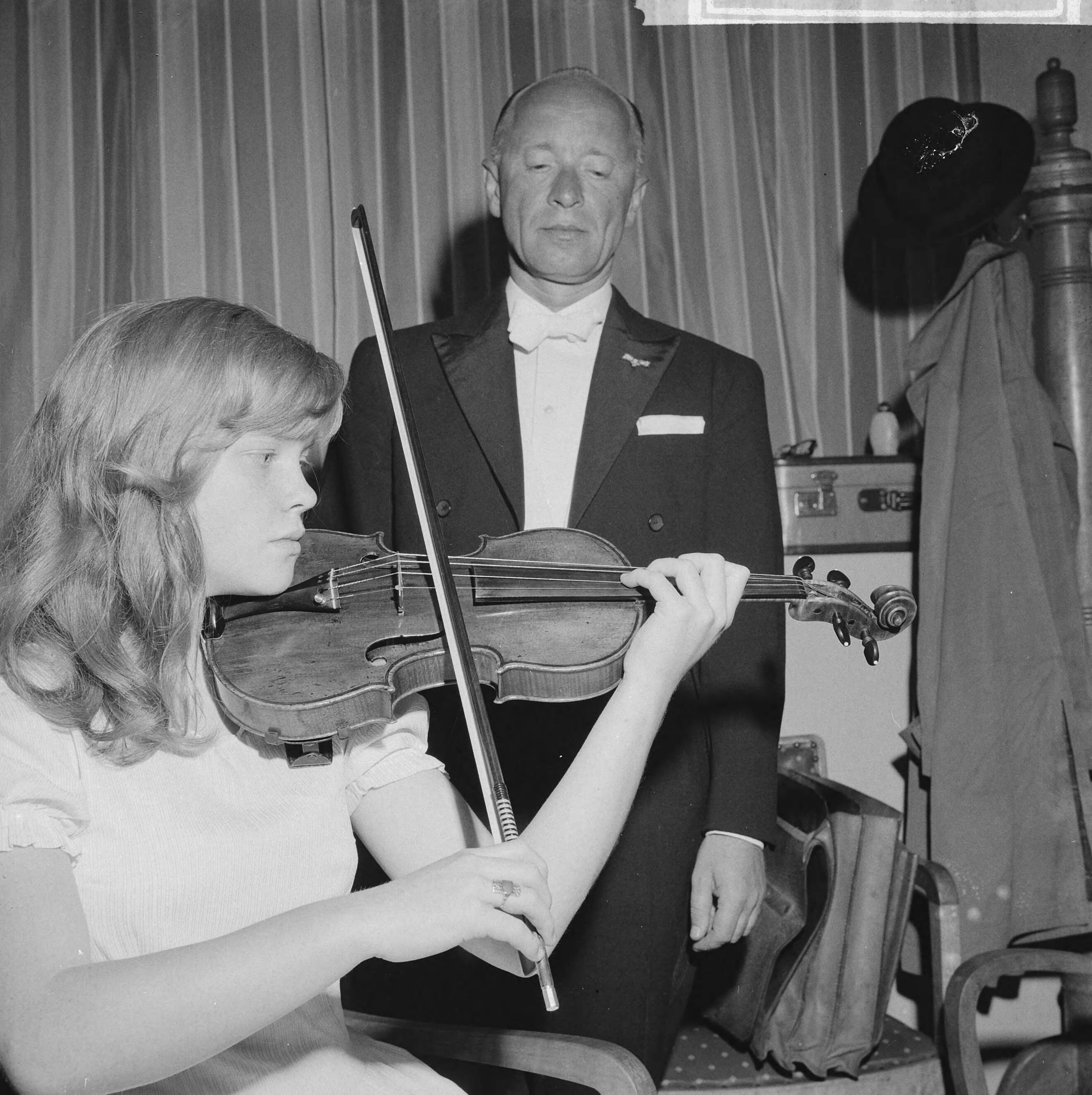 Fotocollectie Anefo — Emmy Verhey (13) violiste (opdracht De Telegraaf). Achter haar dirigent Paul Hupperts — Foto: Koch, Eric / Anefo. Licentie: Set B: Rechtenvrij / Publiek Domein. Bron: Nationaal Archief. http://hdl.handle.net/10648/aa15effc-d0b4-102d-bcf8-003048976d84