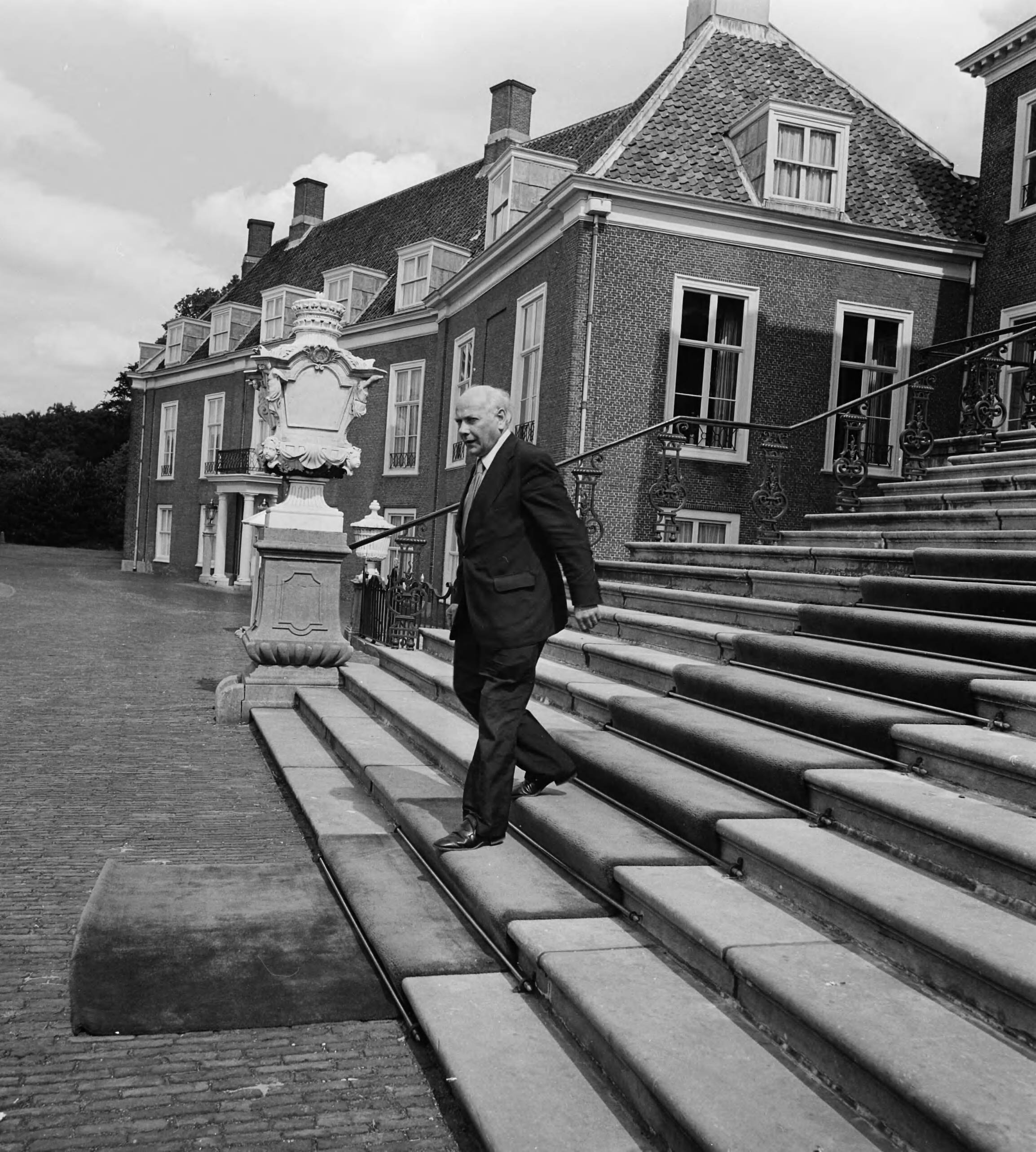 Koningin Juliana ontvangt op Huis ten Bosch lijststrekkers in verband met de komende kabinetsformatie — Den Uyl bij vertrek — Foto: Croes, Rob C. / Anefo. Licentie: Set B: Rechtenvrij / Publiek Domein. Bron: Nationaal Archief. http://hdl.handle.net/10648/ac9ce618-d0b4-102d-bcf8-003048976d84