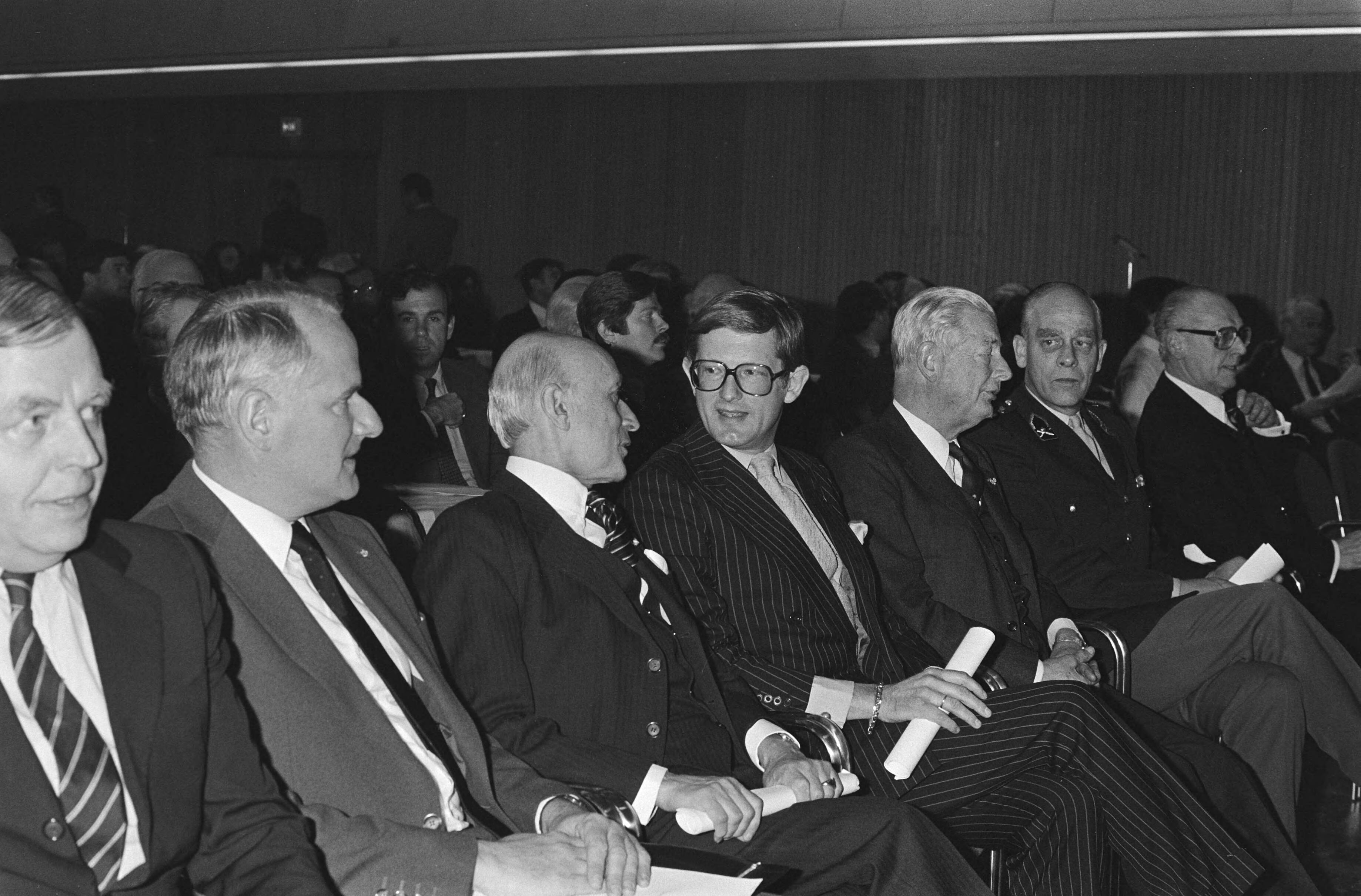 Fotocollectie Anefo — Symposium "Kernwapens, recht en geweten" in Congresgebouw Den Haag — Foto: Dijk, Hans van / Anefo. Licentie: Set B: Rechtenvrij / Publiek Domein. Bron: Nationaal Archief. http://hdl.handle.net/10648/acf6014e-d0b4-102d-bcf8-003048976d84