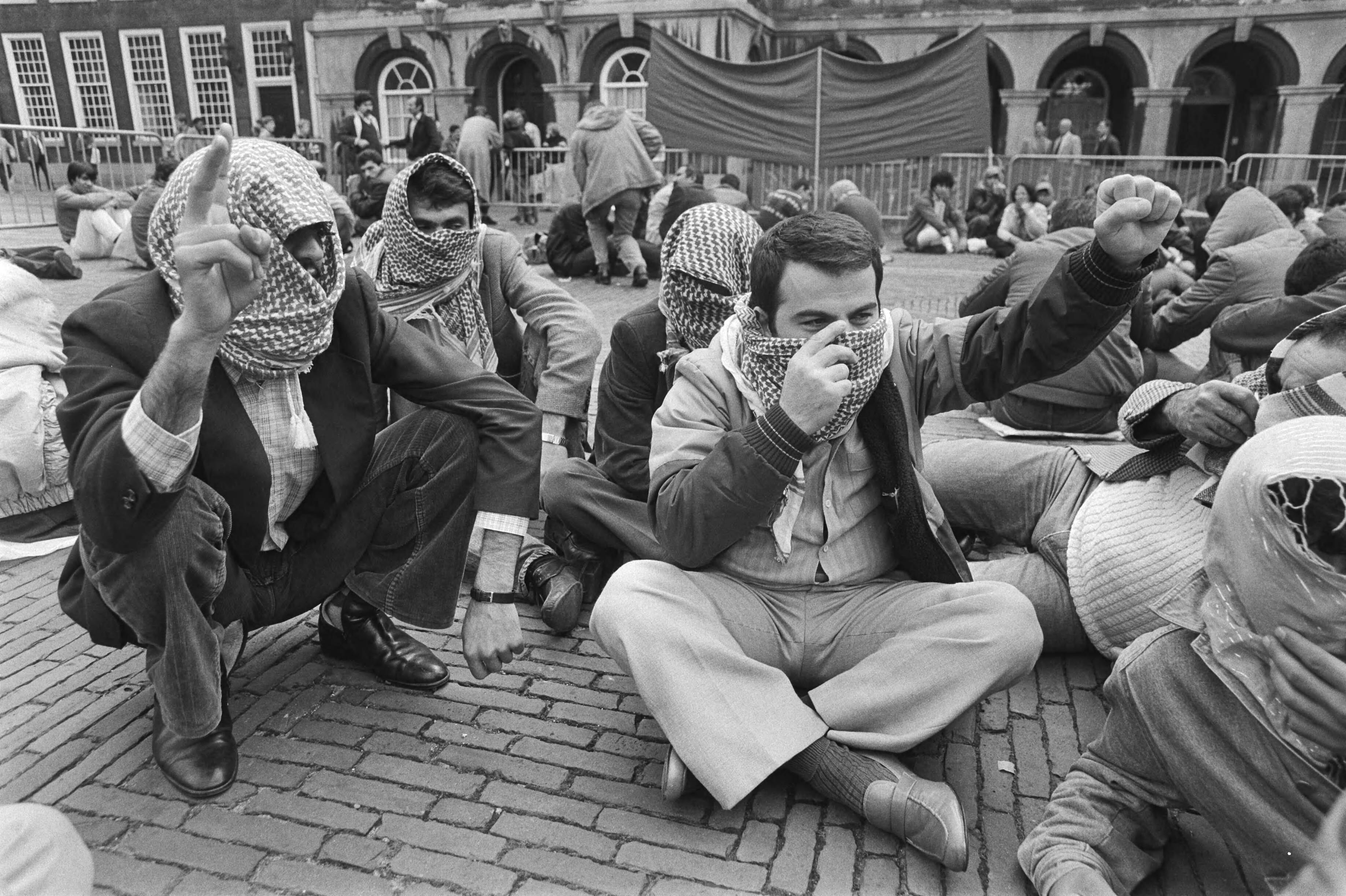 Den Haag , zittende demonstratie op Binnenhof van Koerden uit solidariteit hongerstaking 2000 politieke gevangenen — betogingen|politieke gevangenen|mensenrechten|Koerden|Den Haag|Zuid-Holland — Foto: Antonisse, Marcel / Anefo. Licentie: Set B: Rechtenvrij / Publiek Domein. Bron: Nationaal Archief. http://hdl.handle.net/10648/ad2e25ce-d0b4-102d-bcf8-003048976d84