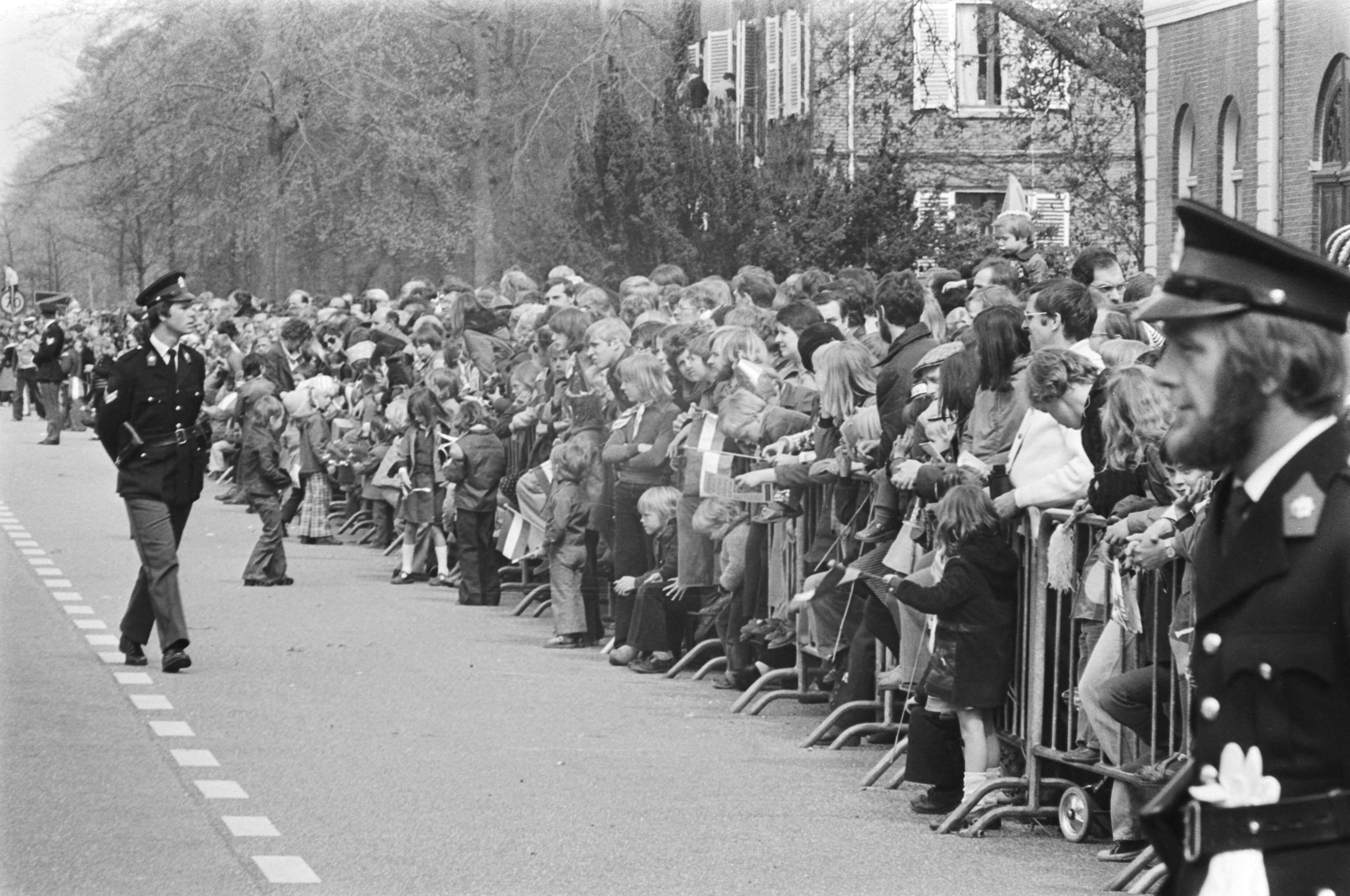 Fotocollectie Anefo — Defile Soestdijk; belangstelling rond paleis (mensen achter hekken) — Foto: Mieremet, Rob / Anefo. Licentie: Set B: Rechtenvrij / Publiek Domein. Bron: Nationaal Archief. http://hdl.handle.net/10648/ac828f98-d0b4-102d-bcf8-003048976d84