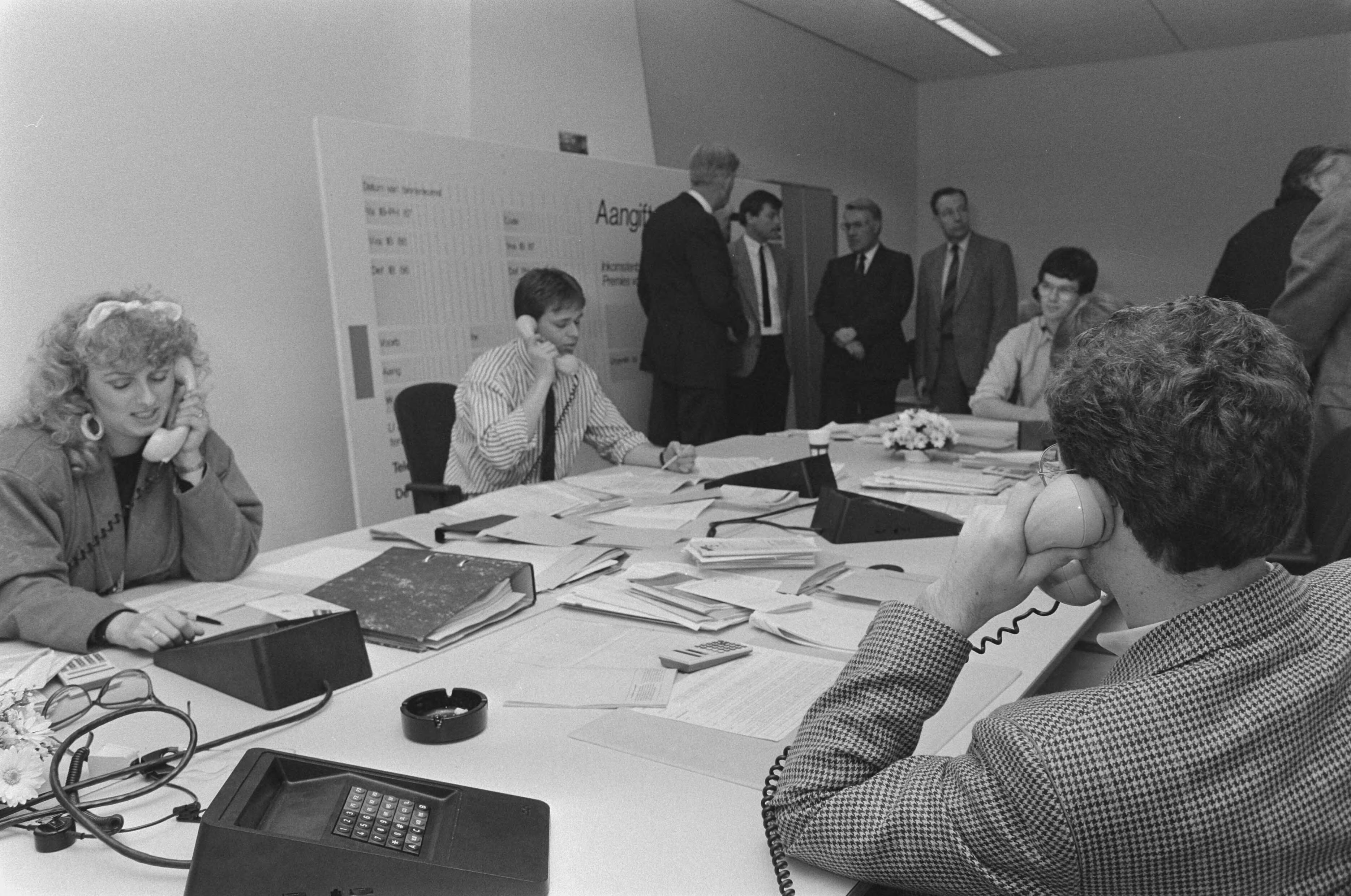 Fotocollectie Anefo — Staatssecretaris Koning van Financien opende nieuw gebouw belastingtelefoon in Utrecht; medewerkers belastingtelefoon aan het werk in nieuw gebouw / — Foto: Gerrits, Roland / Anefo. Licentie: Set B: Rechtenvrij / Publiek Domein. Bron: Nationaal Archief. http://hdl.handle.net/10648/ad5dfa56-d0b4-102d-bcf8-003048976d84
