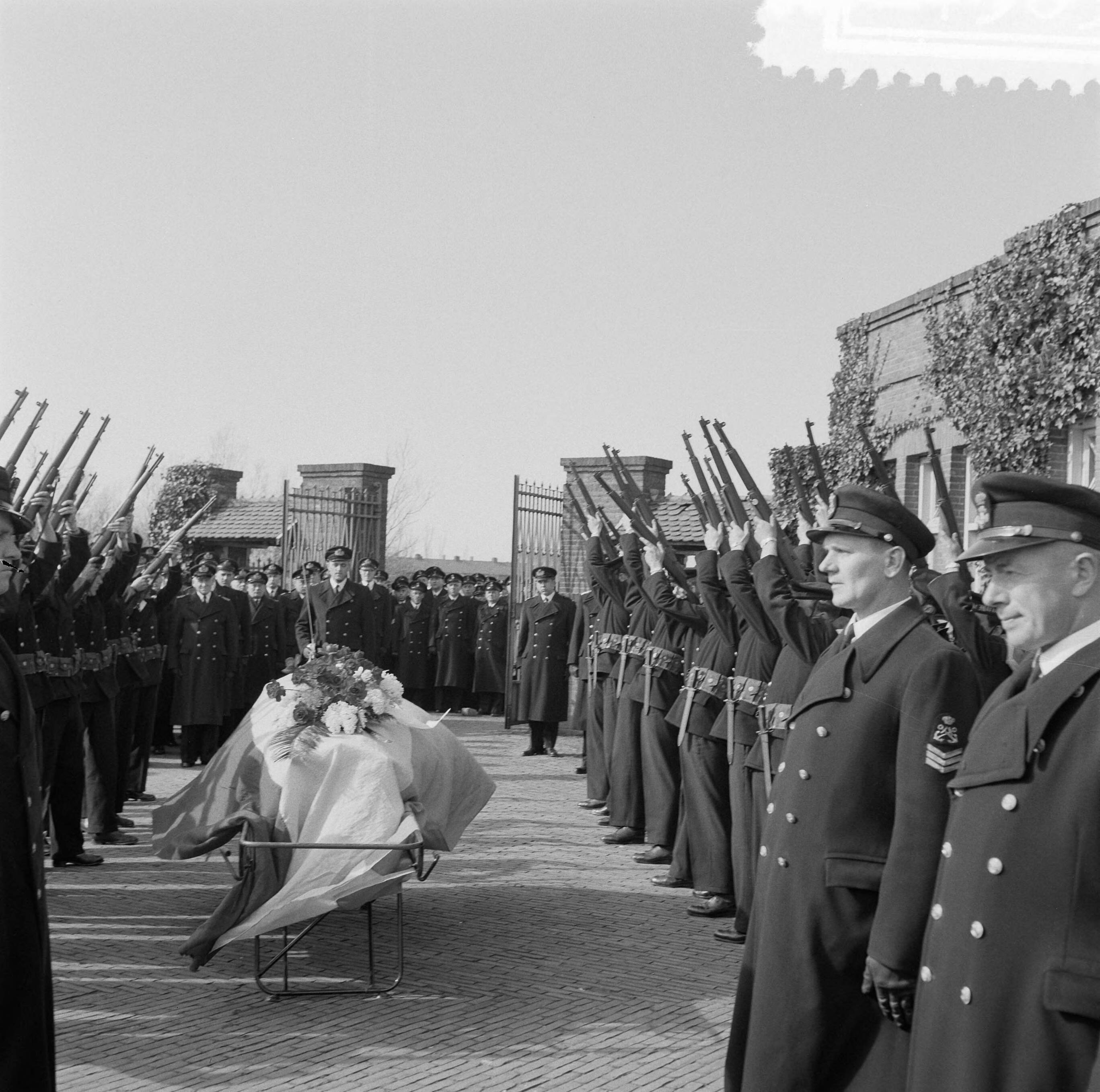 Fotocollectie Anefo — Marvobegrafenis in Vlissingen. Overste C. Greeuw — Foto: Behrens, Herbert F. / Anefo. Licentie: Set B: Rechtenvrij / Publiek Domein. Bron: Nationaal Archief. http://hdl.handle.net/10648/a95b14d4-d0b4-102d-bcf8-003048976d84