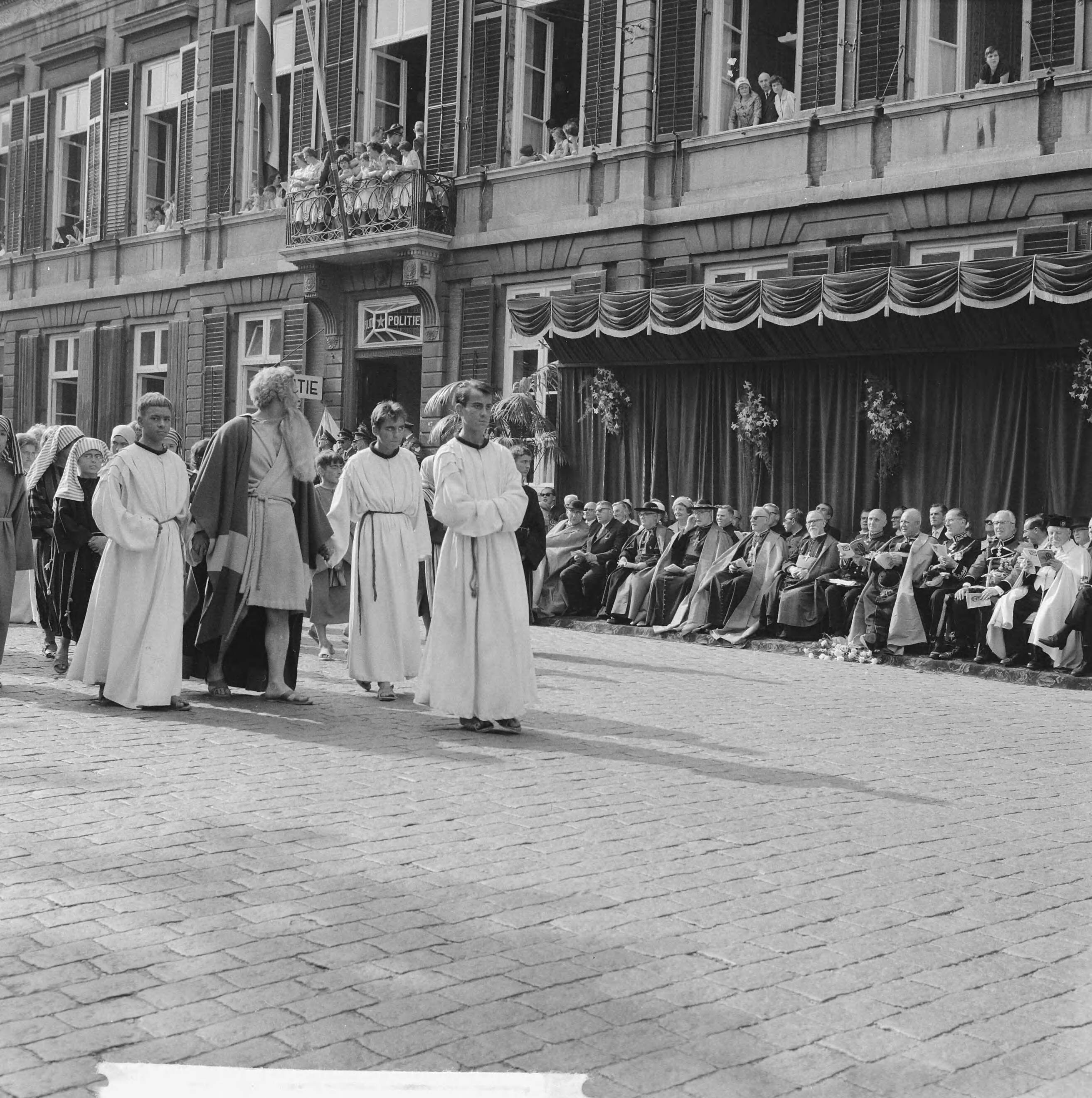 Fotocollectie Anefo — Heiligdomsvaart in Maastricht. Processie — Foto: Koch, Eric / Anefo. Licentie: Set B: Rechtenvrij / Publiek Domein. Bron: Nationaal Archief. http://hdl.handle.net/10648/aa0fc154-d0b4-102d-bcf8-003048976d84