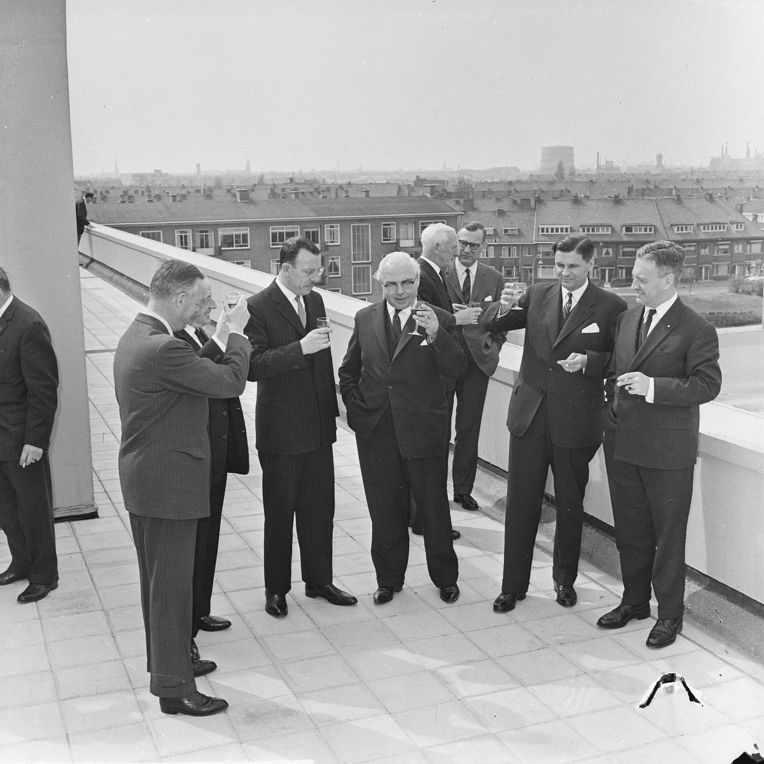 Fotocollectie Anefo — Nieuw gebouw Directie voor de Arbeid door minister dr. G.M.J. Veldkamp geopend v.l.n.r. op het dakterras Jhr. A. Feith (burgemeester Voorburg), mr. P.H. Valentgoed (directeur-generaal), staatssecretaris Van de Laar en minister Veltkamp — Foto: Koch, Eric / Anefo. Licentie: Set B: Rechtenvrij / Publiek Domein. Bron: Nationaal Archief. http://hdl.handle.net/10648/aa649062-d0b4-102d-bcf8-003048976d84