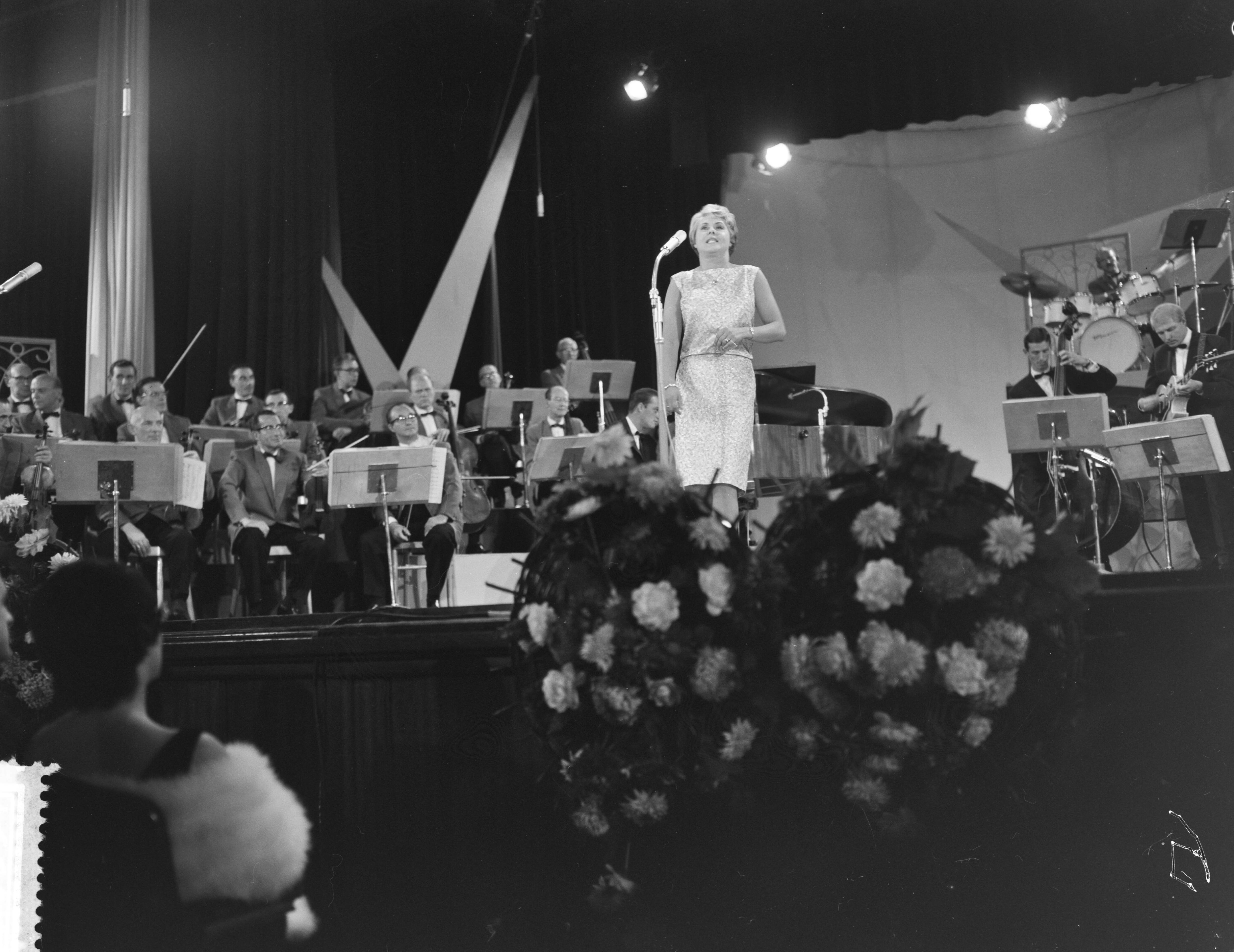 Grand Gala Du Disque in het Kurhaus te Scheveningen — Grand Gala Du Disque in Kurhaus. Rita Reys — Foto: Bilsen, Joop van / Anefo. Licentie: Set B: Rechtenvrij / Publiek Domein. Bron: Nationaal Archief. http://hdl.handle.net/10648/a9e4843a-d0b4-102d-bcf8-003048976d84