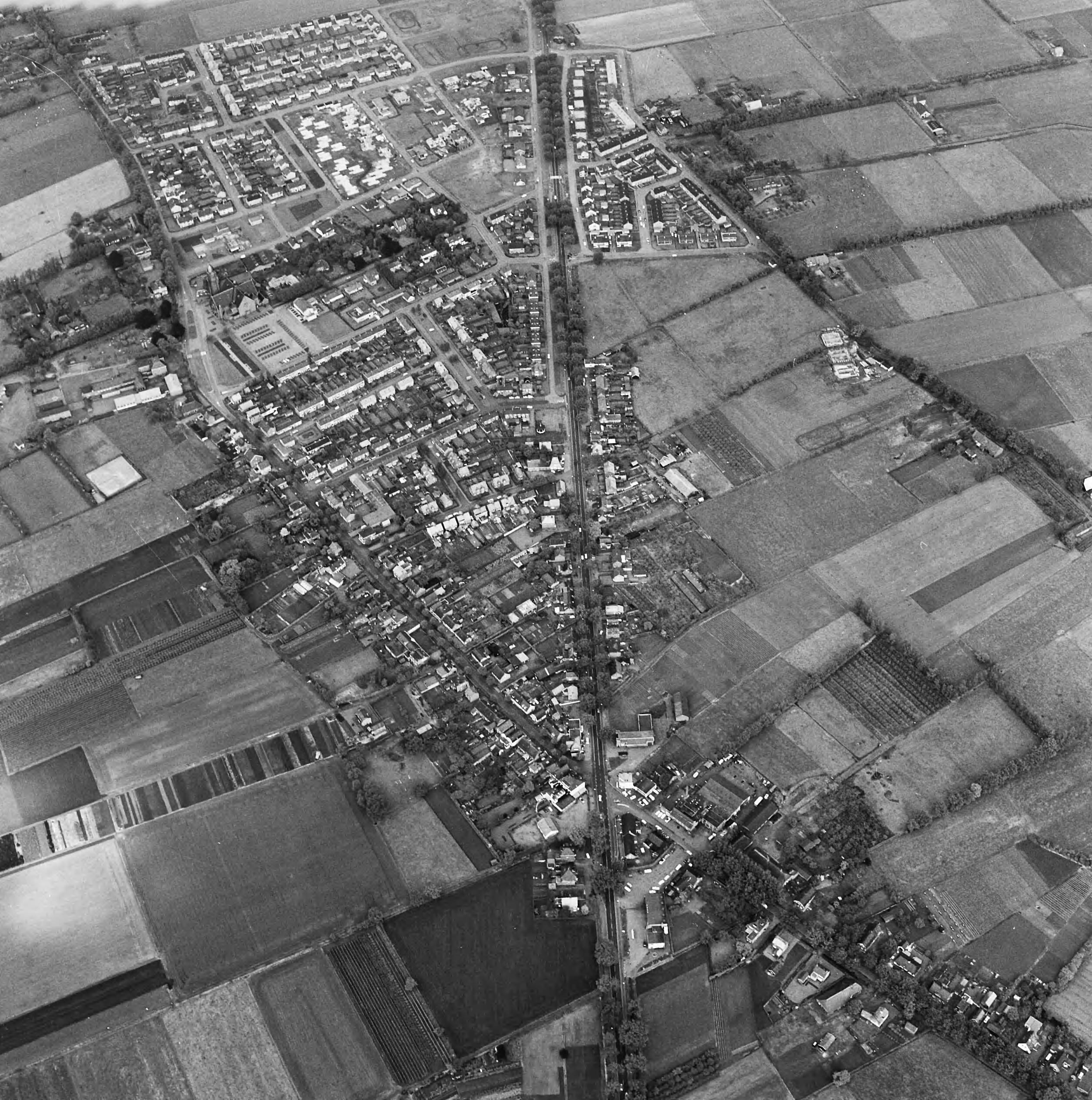 Fotocollectie Nederlandse Heidemaatschappij — Luchtopname. Teteringen — Foto: Fotograaf Onbekend / Heidemij. Licentie: Set B: Rechtenvrij / Publiek Domein. Bron: Nationaal Archief. http://hdl.handle.net/10648/ae5010ac-d0b4-102d-bcf8-003048976d84