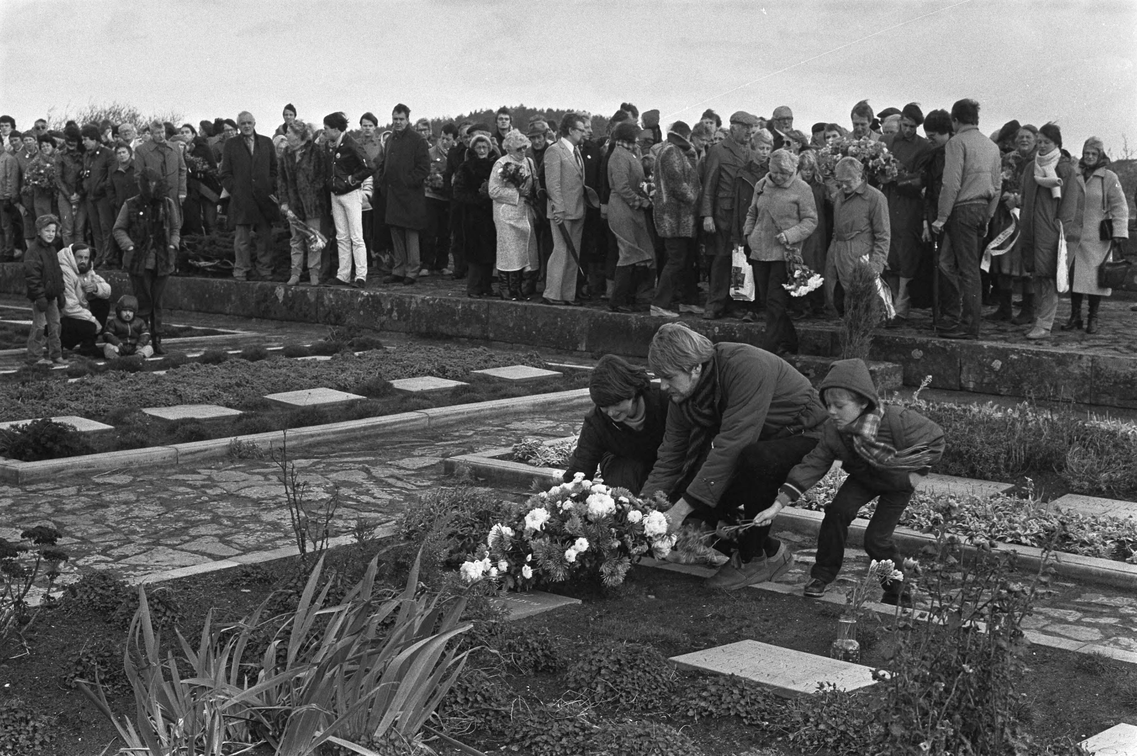 Herdenking van de verzetsvrouw Hanny Schaft op de erebegraafplaats in Overveen — Bij de tegel van Hannie Schaft worden bloemen gelegd — Foto: Croes, Rob C. / Anefo. Licentie: Set B: Rechtenvrij / Publiek Domein. Bron: Nationaal Archief. http://hdl.handle.net/10648/ad0a0cfc-d0b4-102d-bcf8-003048976d84