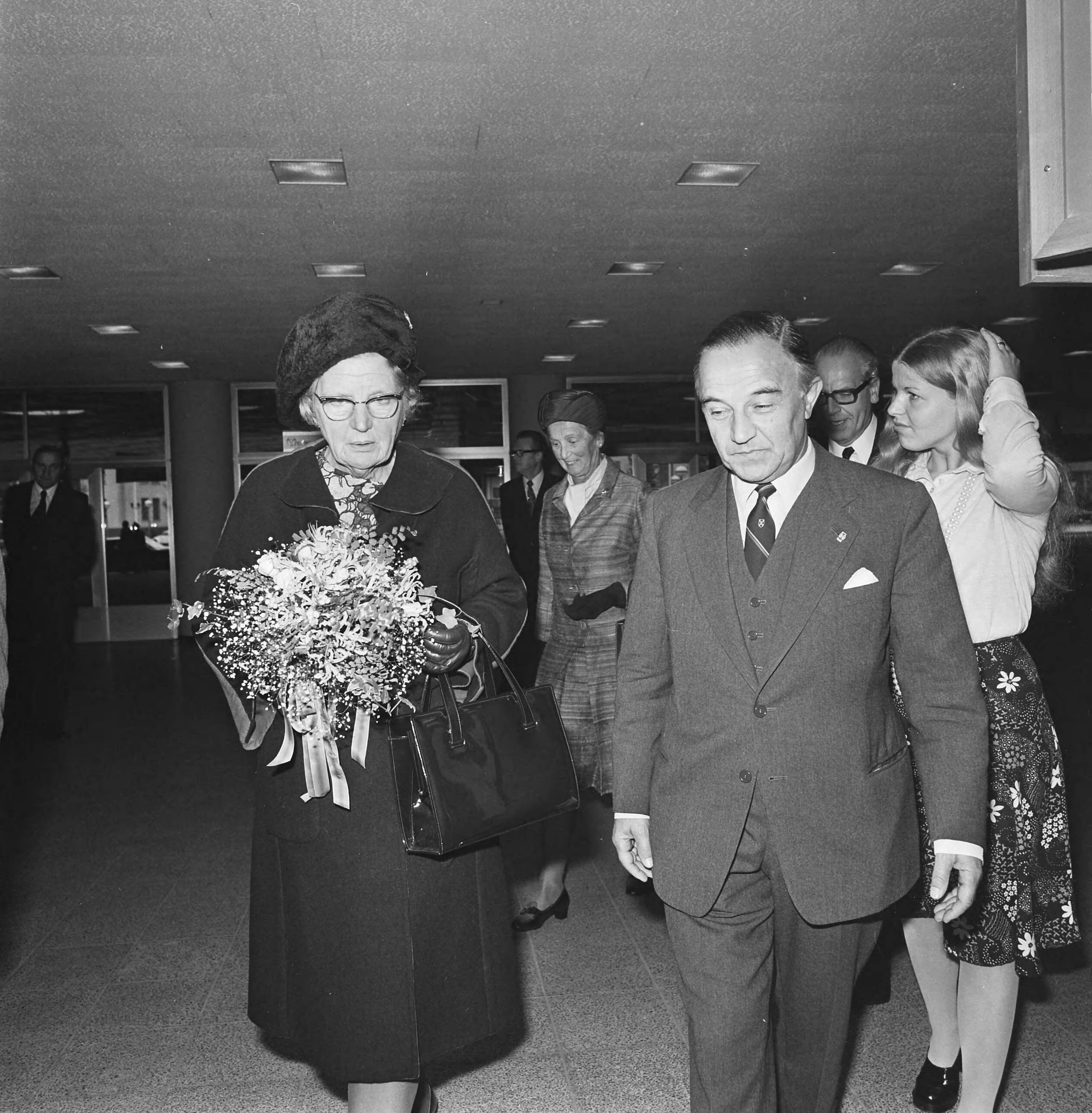 Fotocollectie Anefo — koningin Juliana aanwezig bij herdenking 100-jarig bestaan Westeinde-ziekenhuis in congrescentrum te Den Haag , koningin Juliana en oud Premier De Jong — Foto: Mieremet, Rob / Anefo. Licentie: Set B: Rechtenvrij / Publiek Domein. Bron: Nationaal Archief. http://hdl.handle.net/10648/ac39178c-d0b4-102d-bcf8-003048976d84