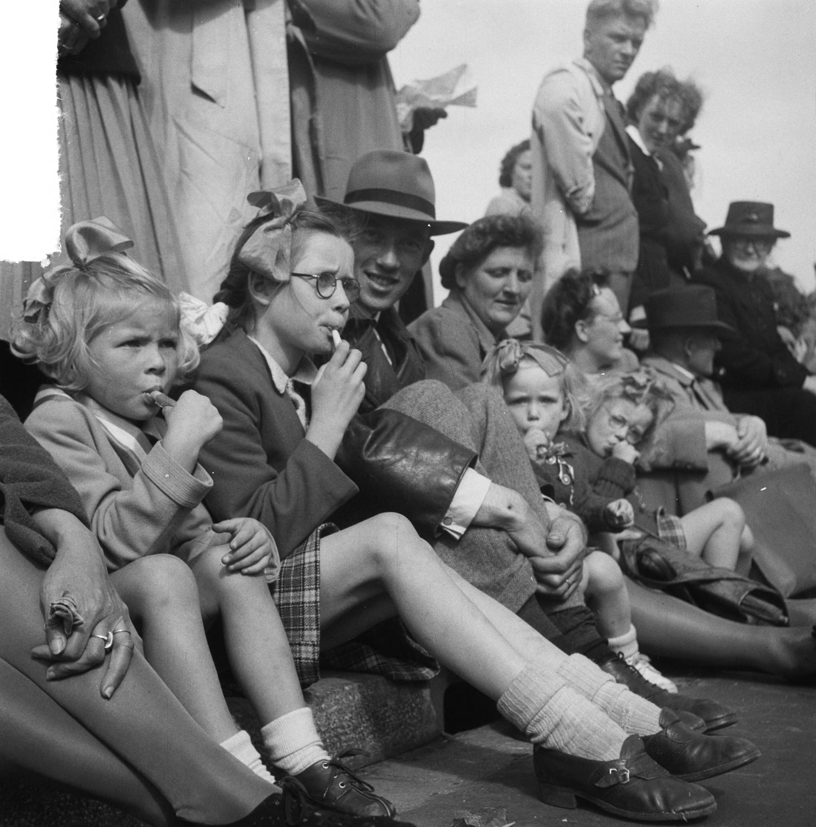 Intocht van koningin Juliana in Den Haag (1948) — Intocht Koningin Juliana in Den Haag. Wachtende kinderen — Foto: Steenkamp, B.J.J. (Ben) / Anefo. Licentie: Set B: Rechtenvrij / Publiek Domein. Bron: Nationaal Archief. http://hdl.handle.net/10648/a8bd452e-d0b4-102d-bcf8-003048976d84