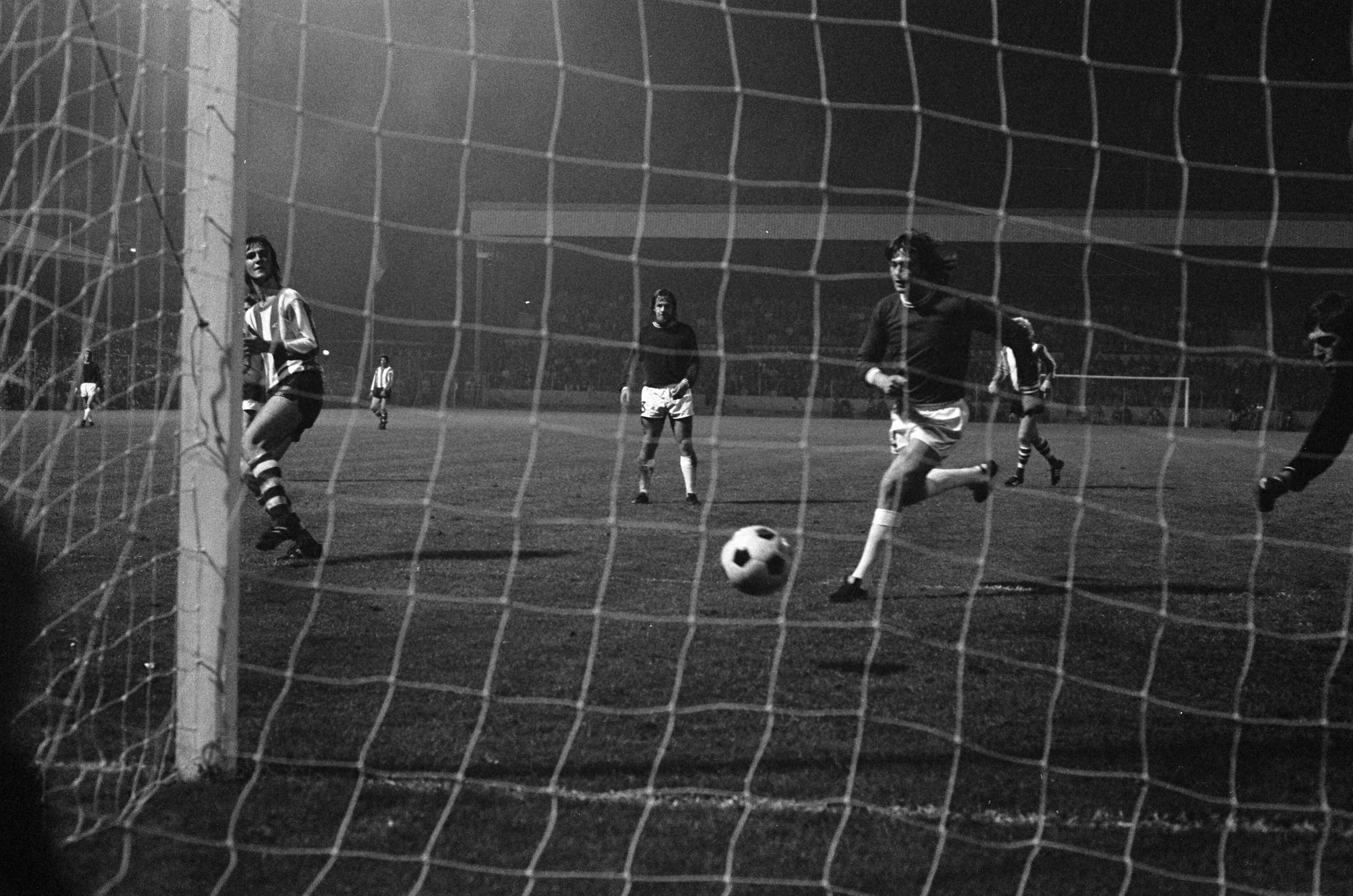 Fotocollectie Anefo — PSV tegen Utrecht 5-0, Edstrom (links) scoort 4-0 — Foto: Verhoeff, Bert / Anefo. Licentie: Set B: Rechtenvrij / Publiek Domein. Bron: Nationaal Archief. http://hdl.handle.net/10648/ac38c890-d0b4-102d-bcf8-003048976d84