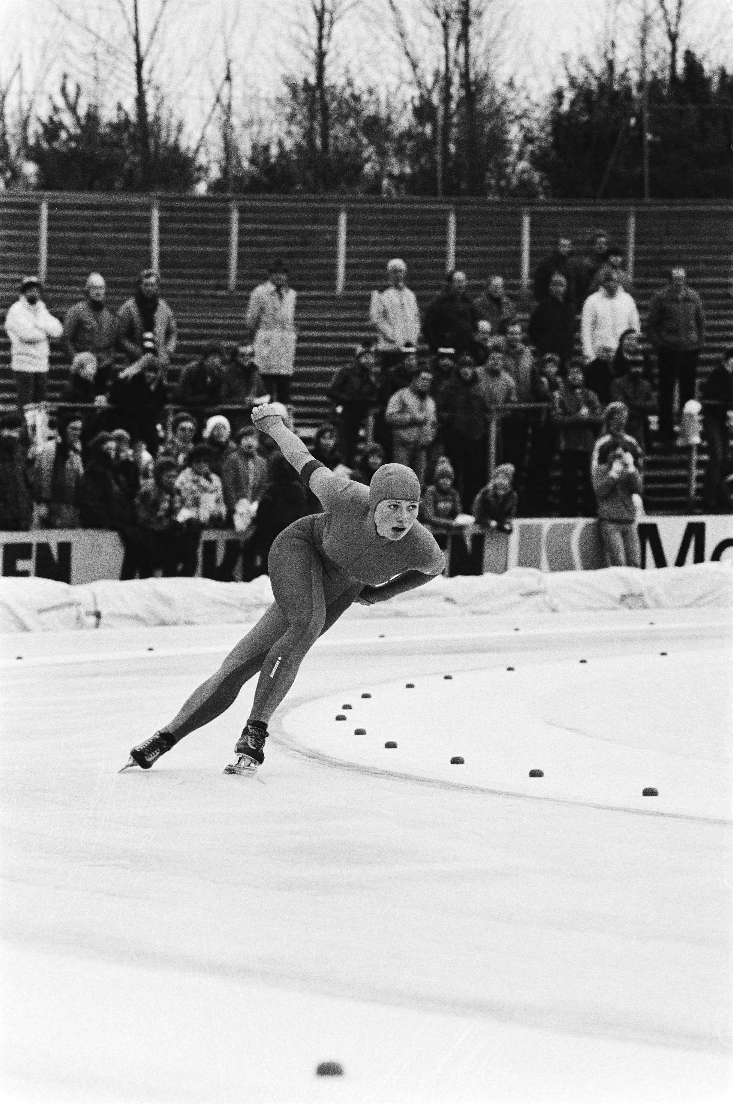 Fotocollectie Anefo — Nederlandse kampioenschappen schaatsen dames allround in Den Haag. Ria Visser in actie. — Foto: Suyk, Koen / Anefo. Licentie: Set B: Rechtenvrij / Publiek Domein. Bron: Nationaal Archief. http://hdl.handle.net/10648/acd77d78-d0b4-102d-bcf8-003048976d84