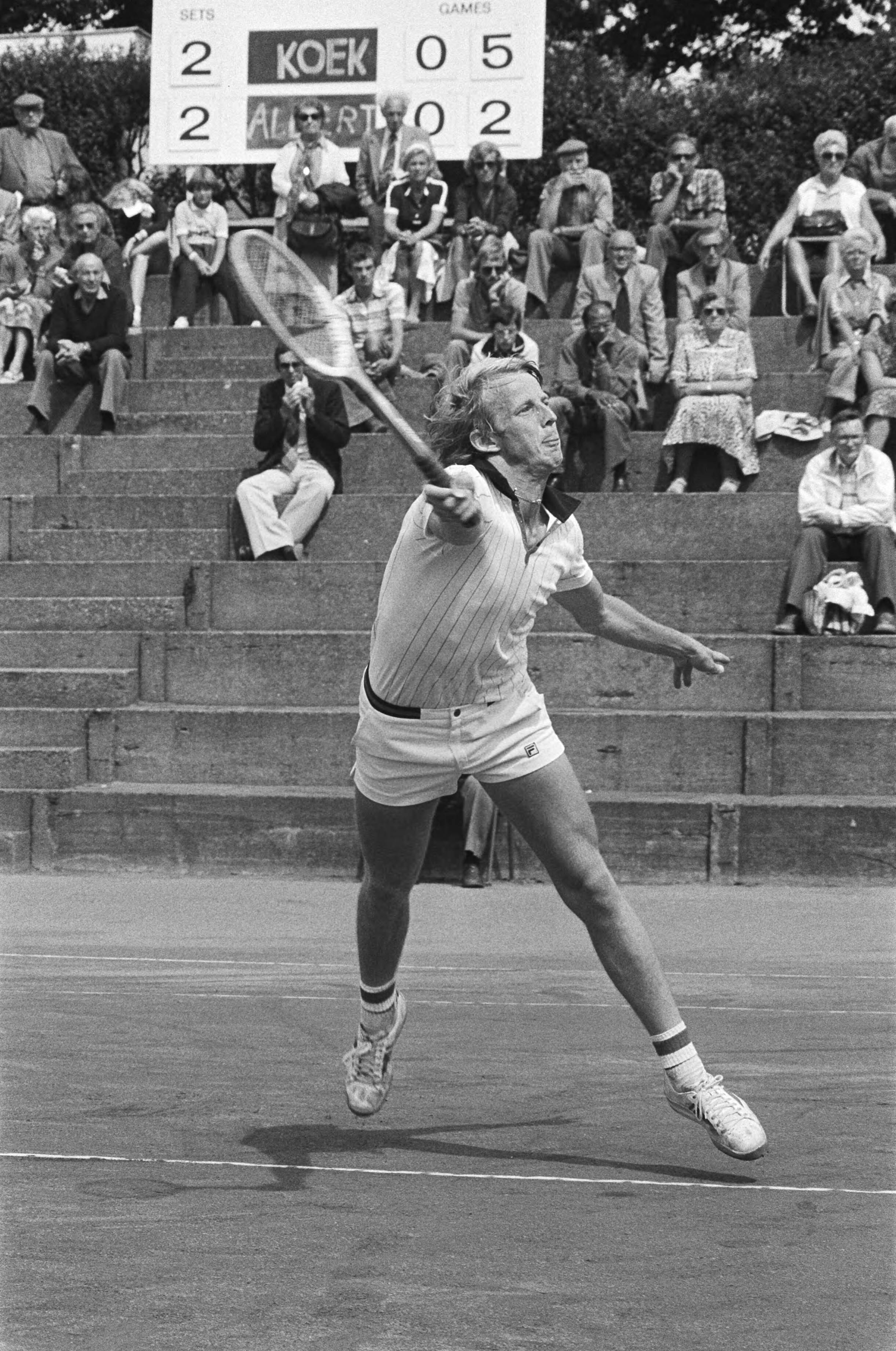Nationale Kampioenschappen Tennis 1979 Scheveningen — Martin Koek in aktie — Foto: Suyk, Koen / Anefo. Licentie: Set B: Rechtenvrij / Publiek Domein. Bron: Nationaal Archief. http://hdl.handle.net/10648/accf5792-d0b4-102d-bcf8-003048976d84