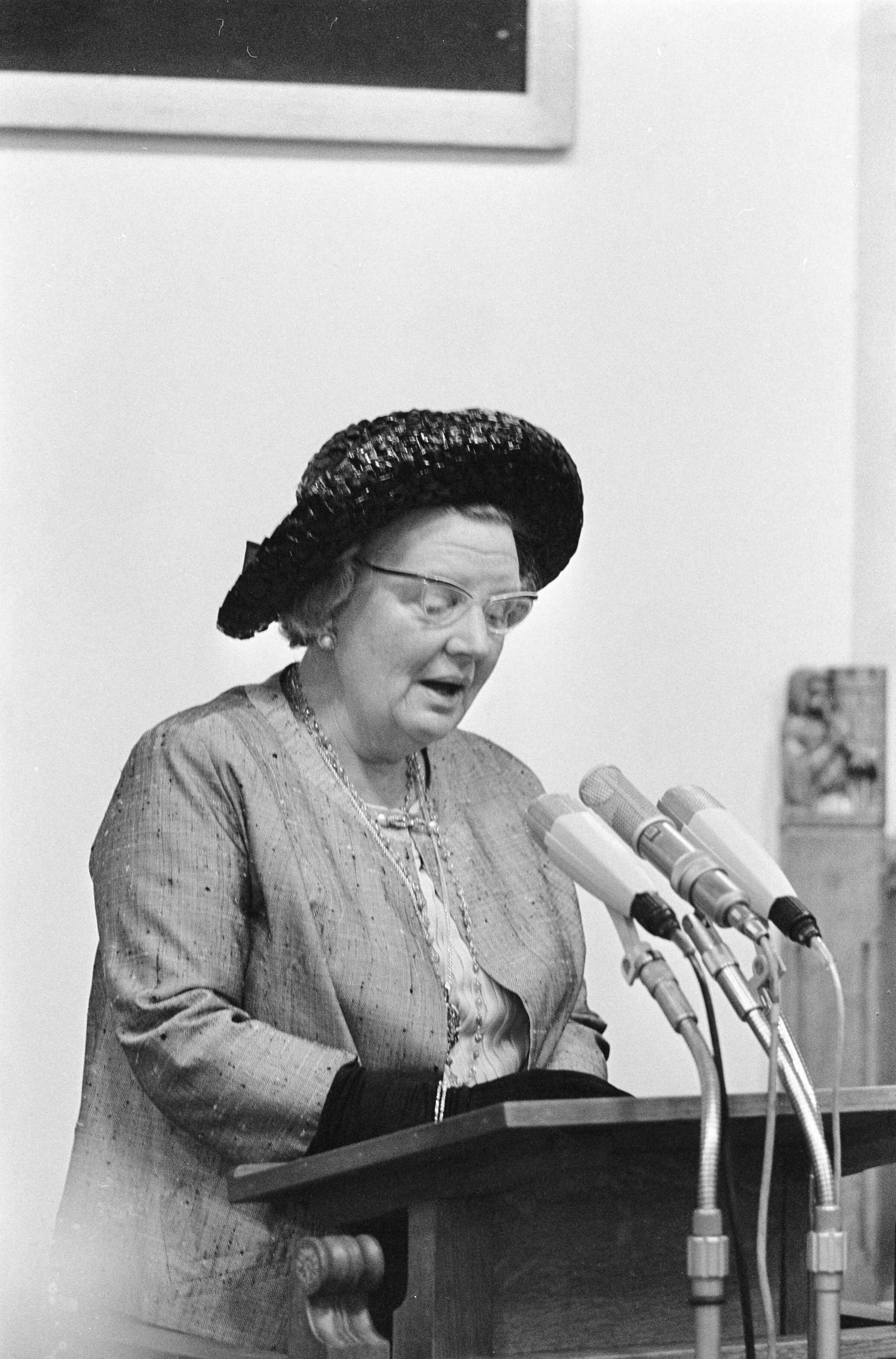 Algemene vergadering van de International Union for Child Welfare te Den Haag — Koningin Juliana opent in de Ridderzaal de vergadering — Foto: Fotograaf Onbekend / Anefo. Licentie: Set B: Rechtenvrij / Publiek Domein. Bron: Nationaal Archief. http://hdl.handle.net/10648/aafa843c-d0b4-102d-bcf8-003048976d84