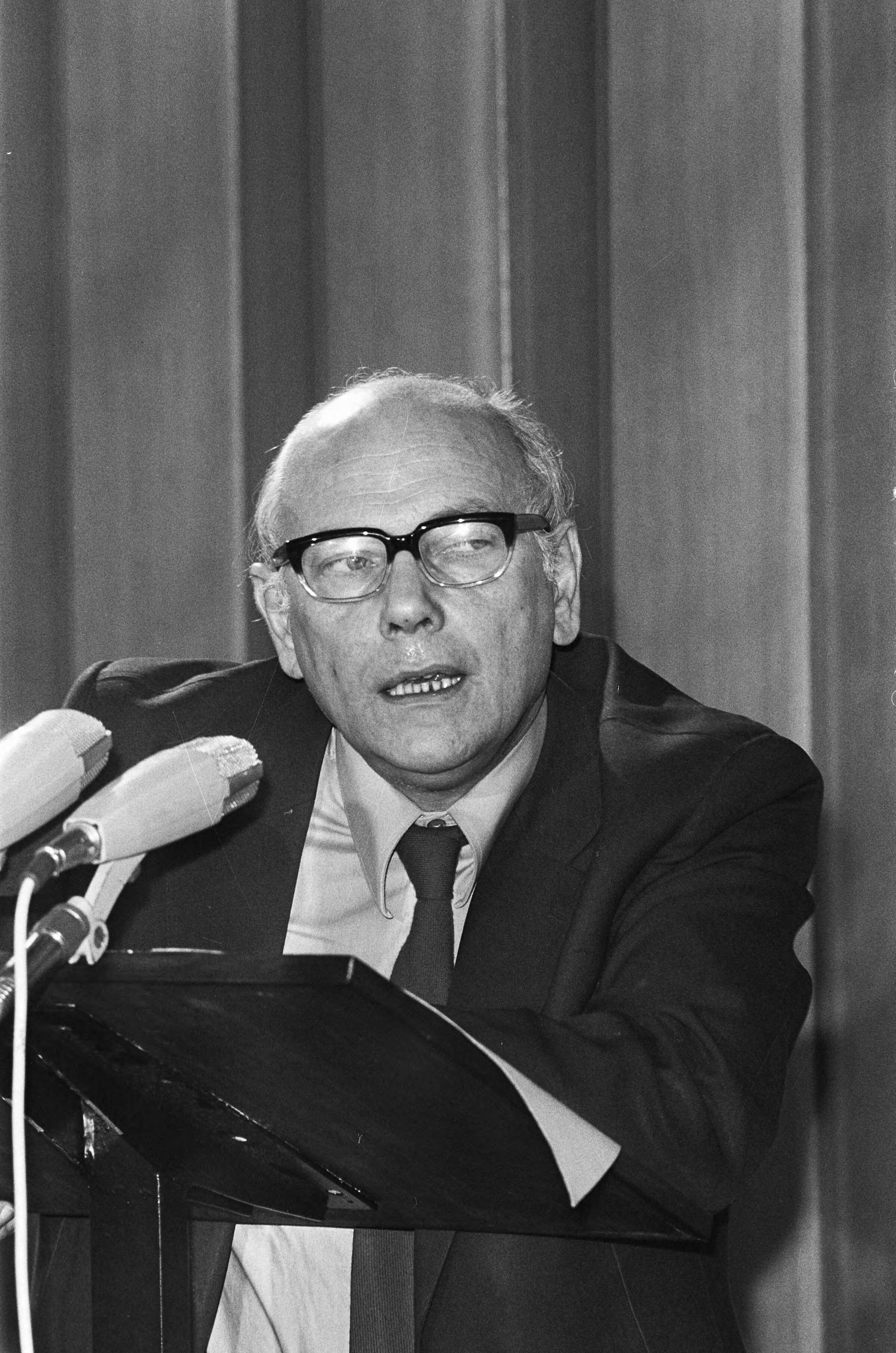 Fotocollectie Anefo — PvdA-partijraad bijeen te Utrecht, Den Uyl spreekt — Foto: Mieremet, Rob / Anefo. Licentie: Set B: Rechtenvrij / Publiek Domein. Bron: Nationaal Archief. http://hdl.handle.net/10648/ac236e6e-d0b4-102d-bcf8-003048976d84