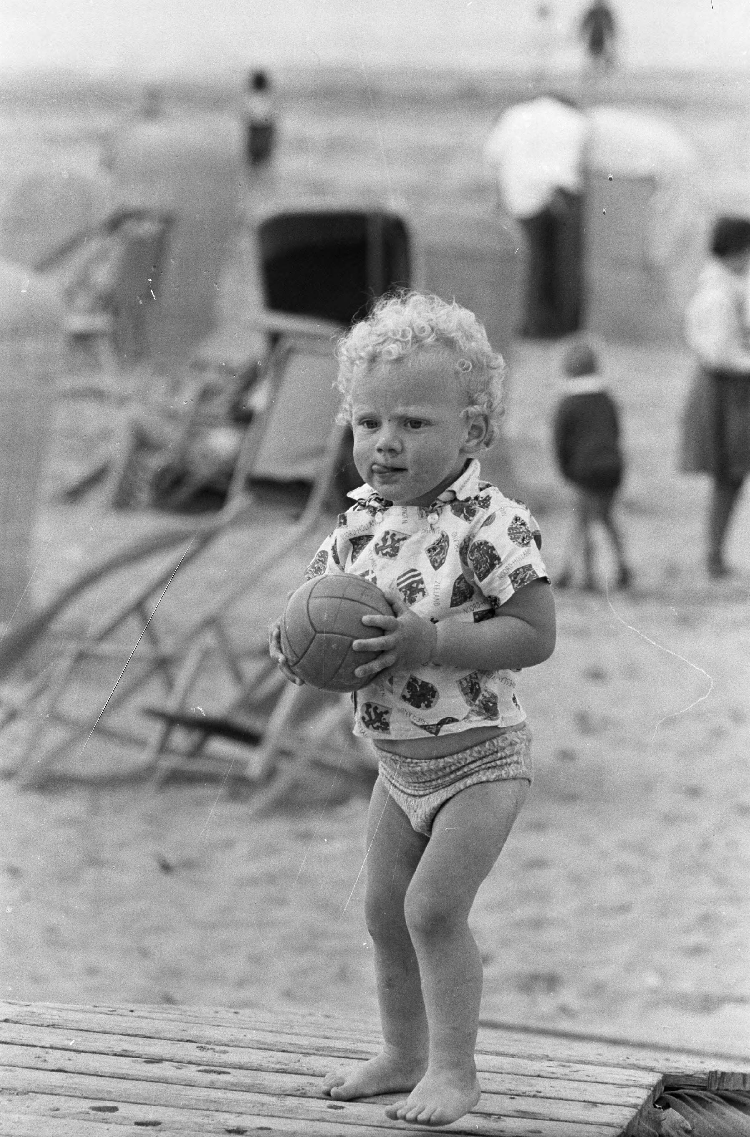 Fotocollectie Anefo — Strand Zandvoort. Kind speelt op het strand met een bal — Foto: Pot, Harry / Anefo. Licentie: Set B: Rechtenvrij / Publiek Domein. Bron: Nationaal Archief. http://hdl.handle.net/10648/aa0b6e24-d0b4-102d-bcf8-003048976d84